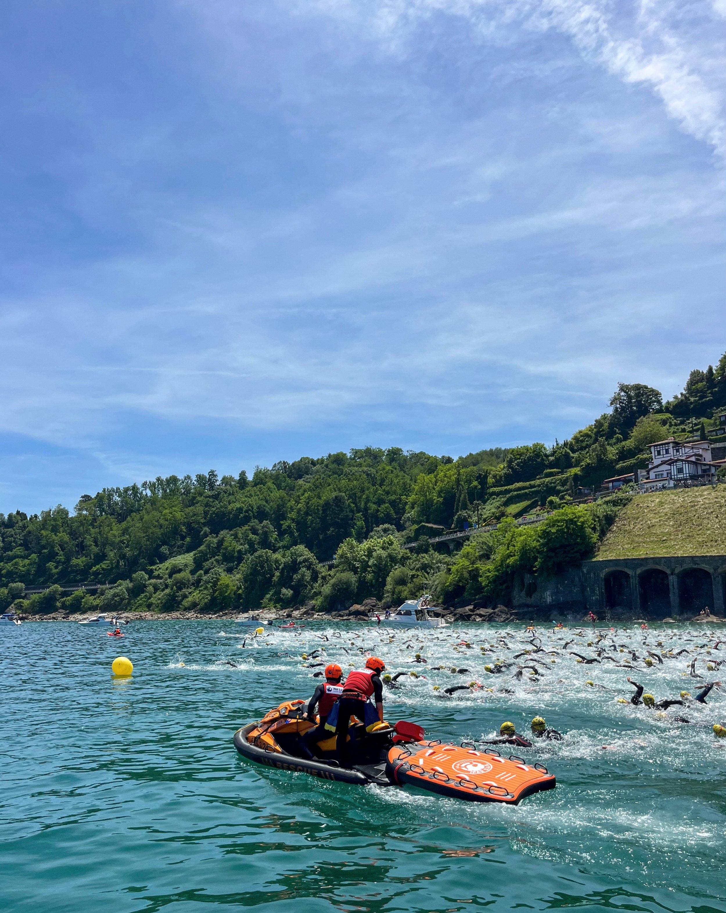 Ayer dimos comienzo a la temporada de preventivos dando seguridad acu&aacute;tica en el Triatl&oacute;n de Zarautz.

La coordinaci&oacute;n y el trabajo en equipo fueron muy positivos, y durante la prueba asistimos y evacuamos a siete nadadores.
Eske