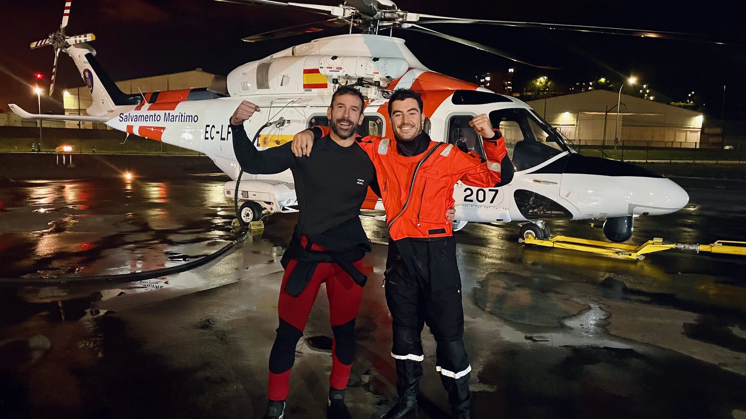 Xabi es nadador de rescate en el Helimer. En la foto, junto con David Lanza, su instructor en la formación, después de un entrenamiento.