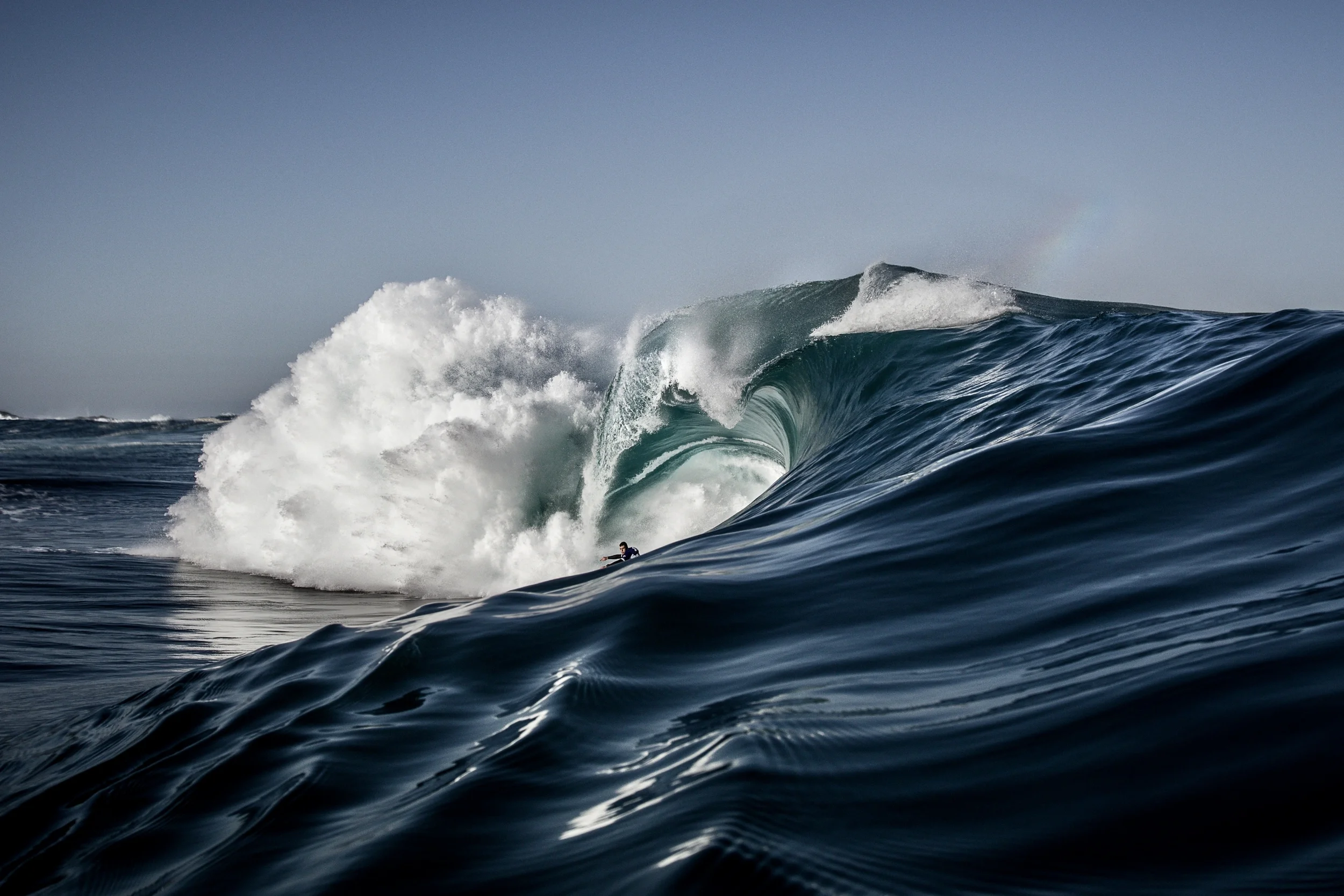 Surfista en ola grande