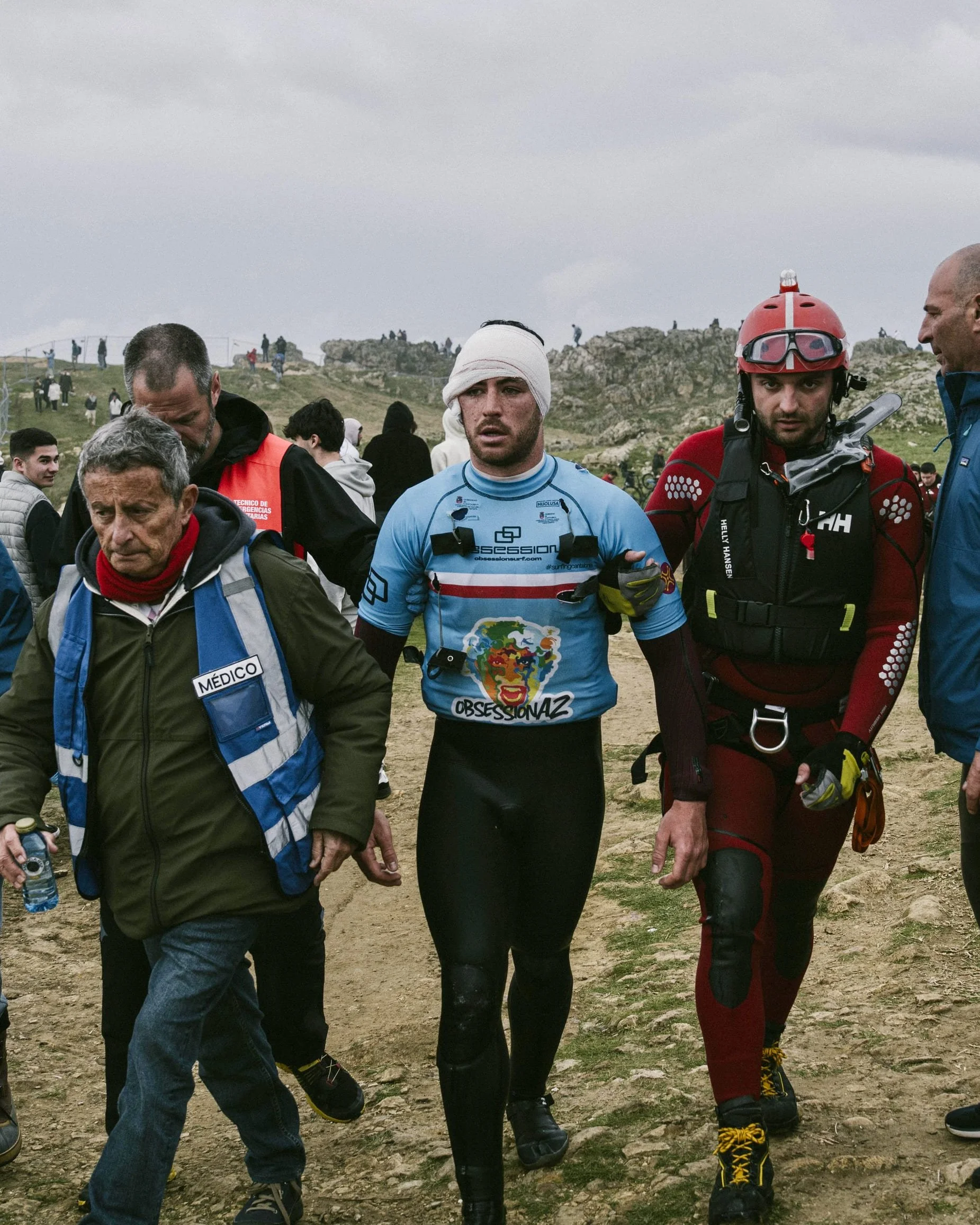 Surfista herido tras accidente acompañado por médicos