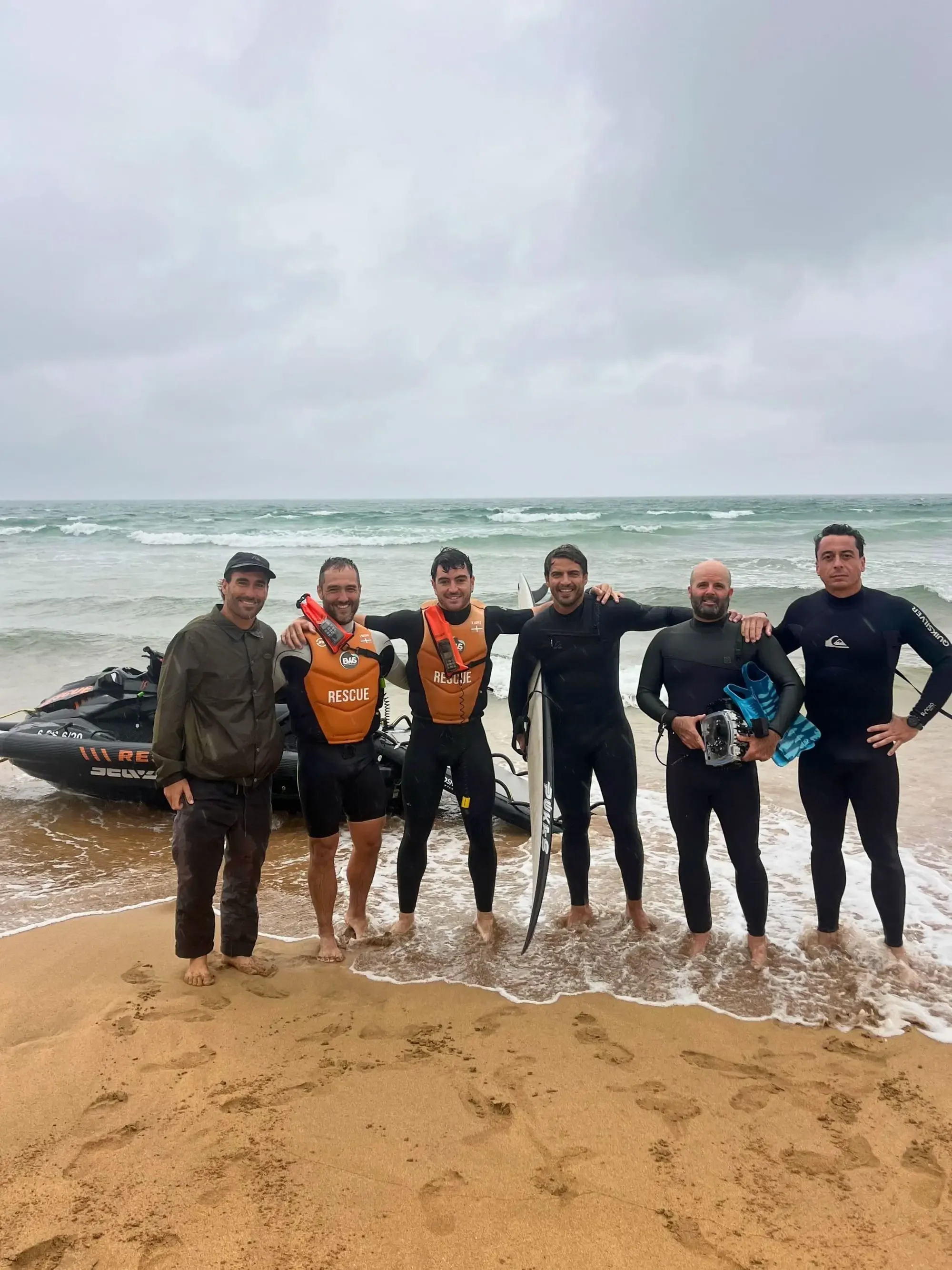 Equipo de seguridad marítima IPAR S.A.R. con el equipo de producción cinematográfica de la película Todo lo que nunca fuimos.