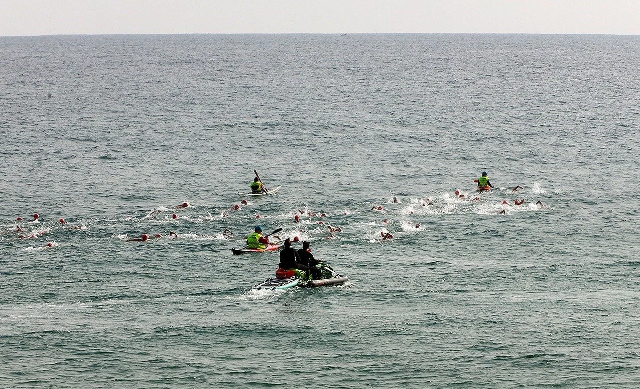 Seguridad con moto acuática durante la travesía a nado Getaria-Zarautz.