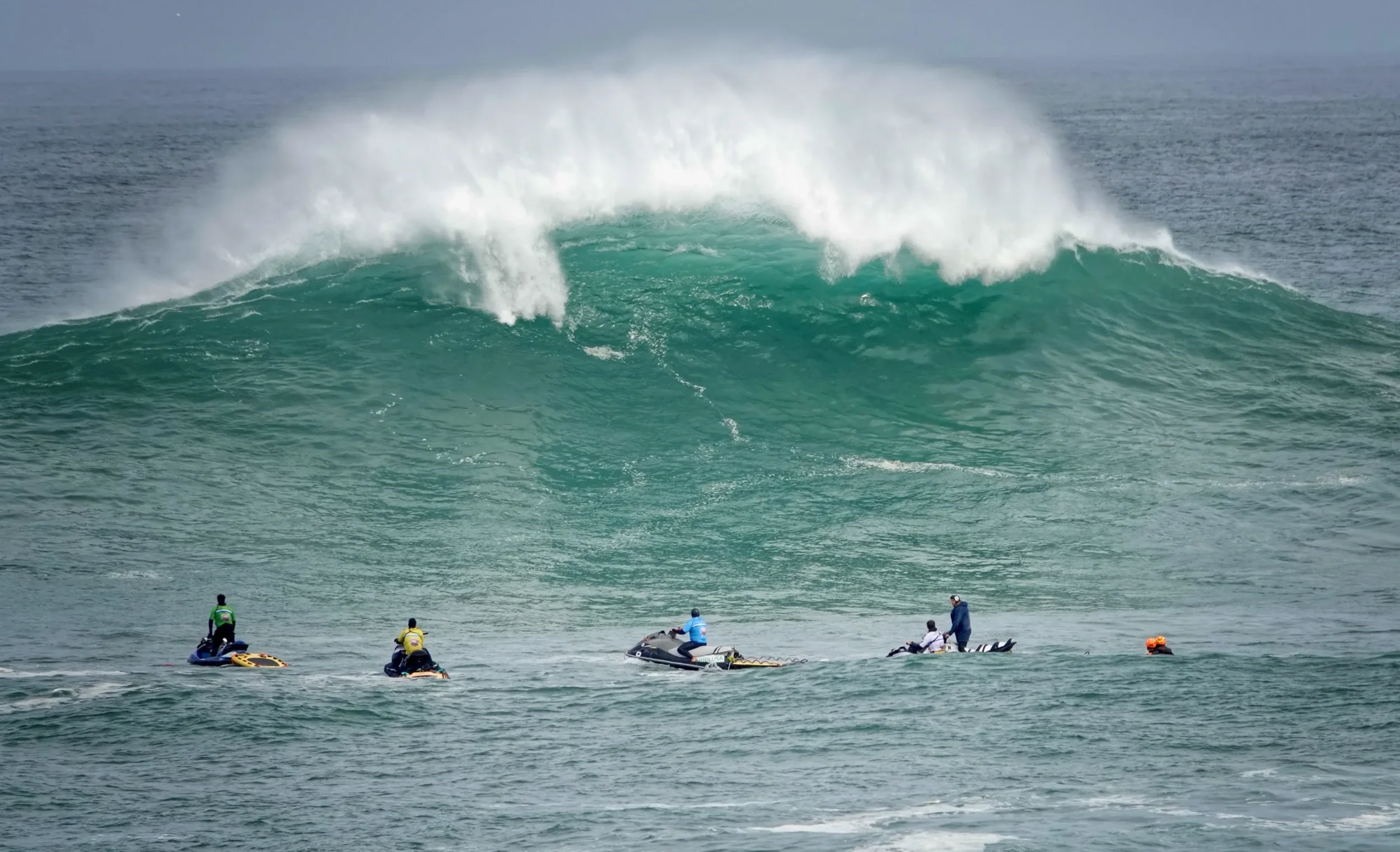 Equipos de safety en la ola de La Vaca Gigante en Santander.