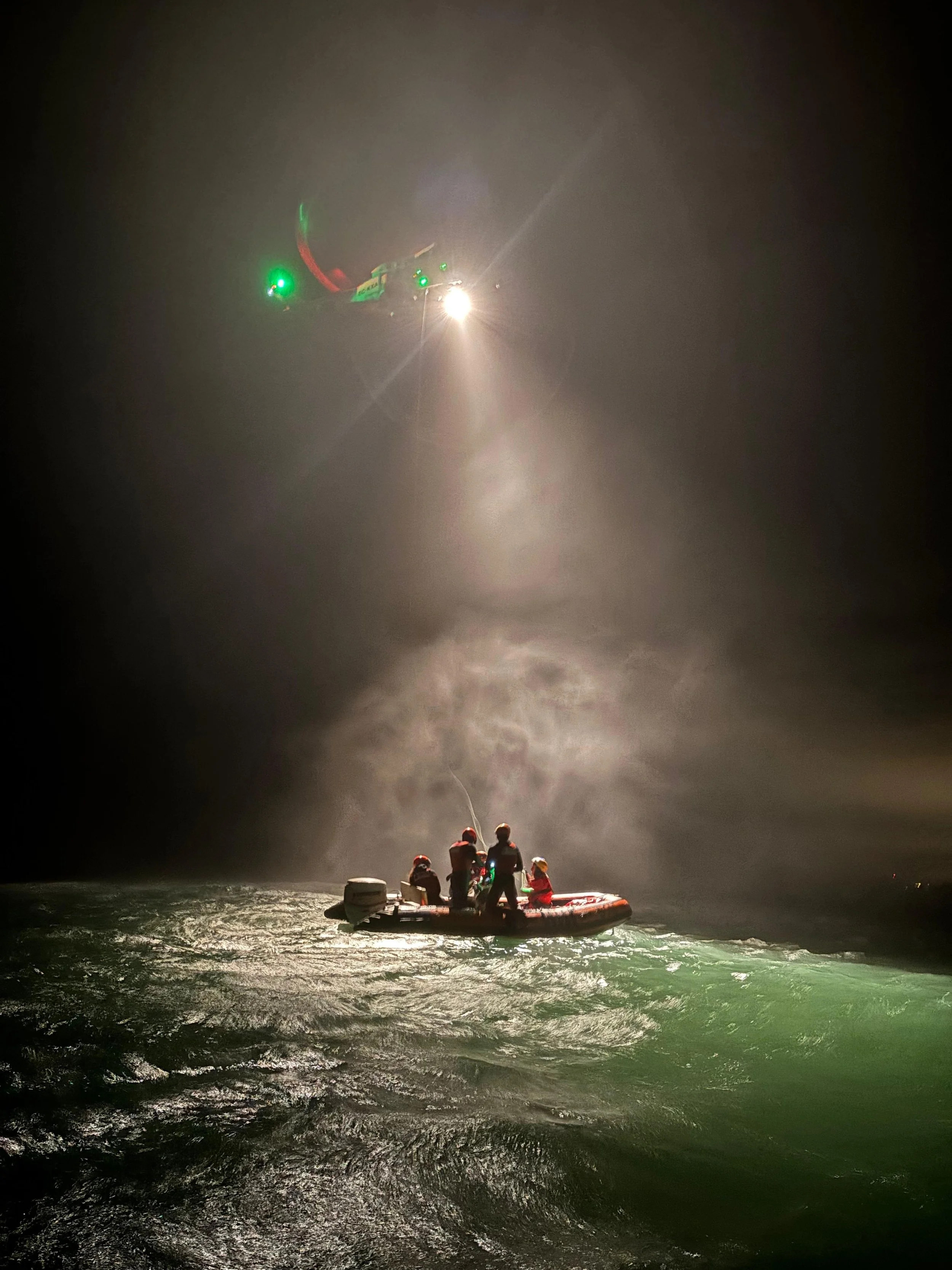 Entrenamiento nocturno con el Helimer 206 de Santander.