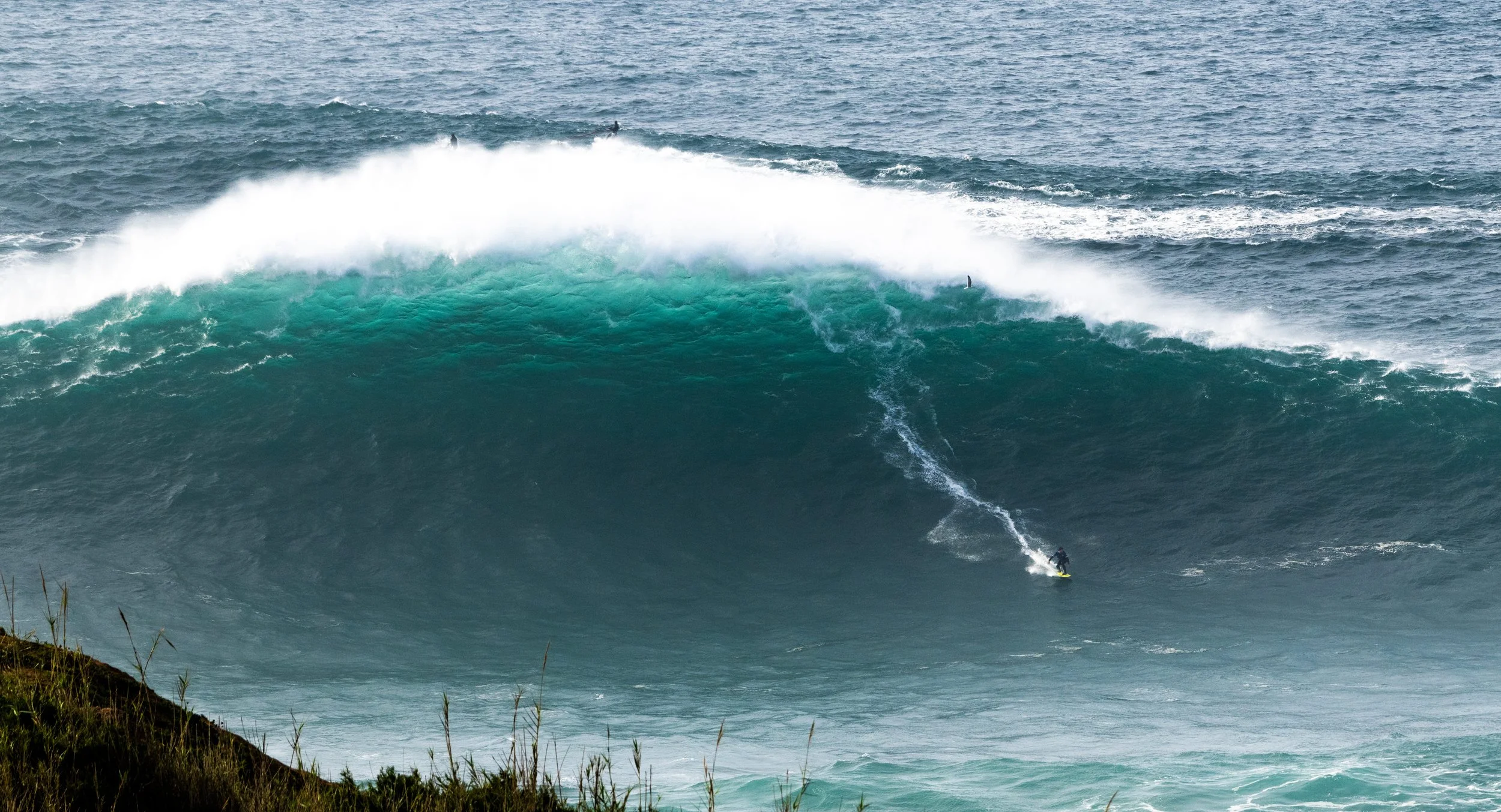 Xabi surfeando una de sus mejores olas en Nazaré.