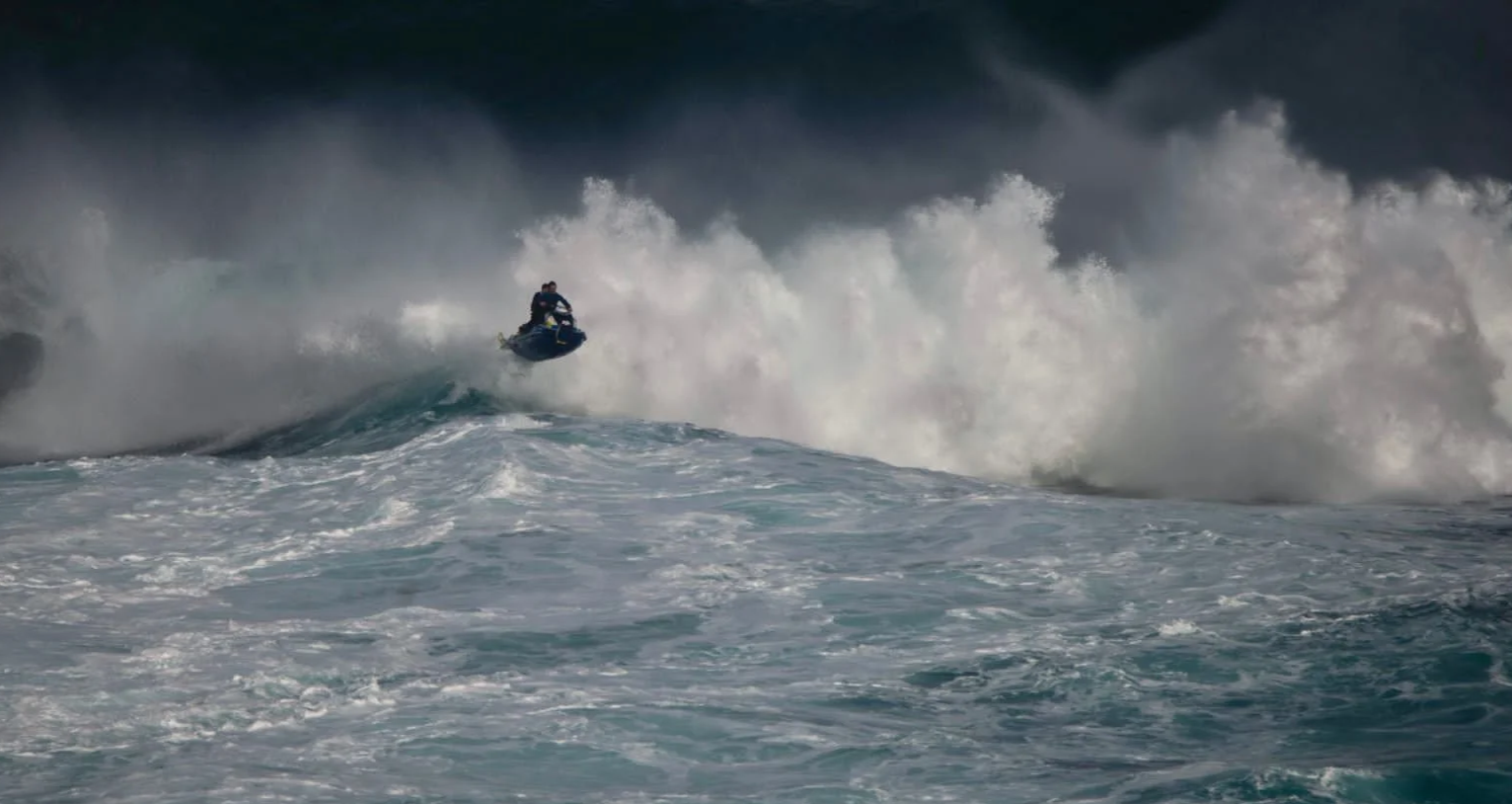 Xabi junto a Axi Muniain escapando de una ola tras un rescate al límite.