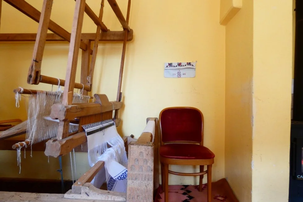 Angolo con sedia rossa di velluto e telariciclo di legno