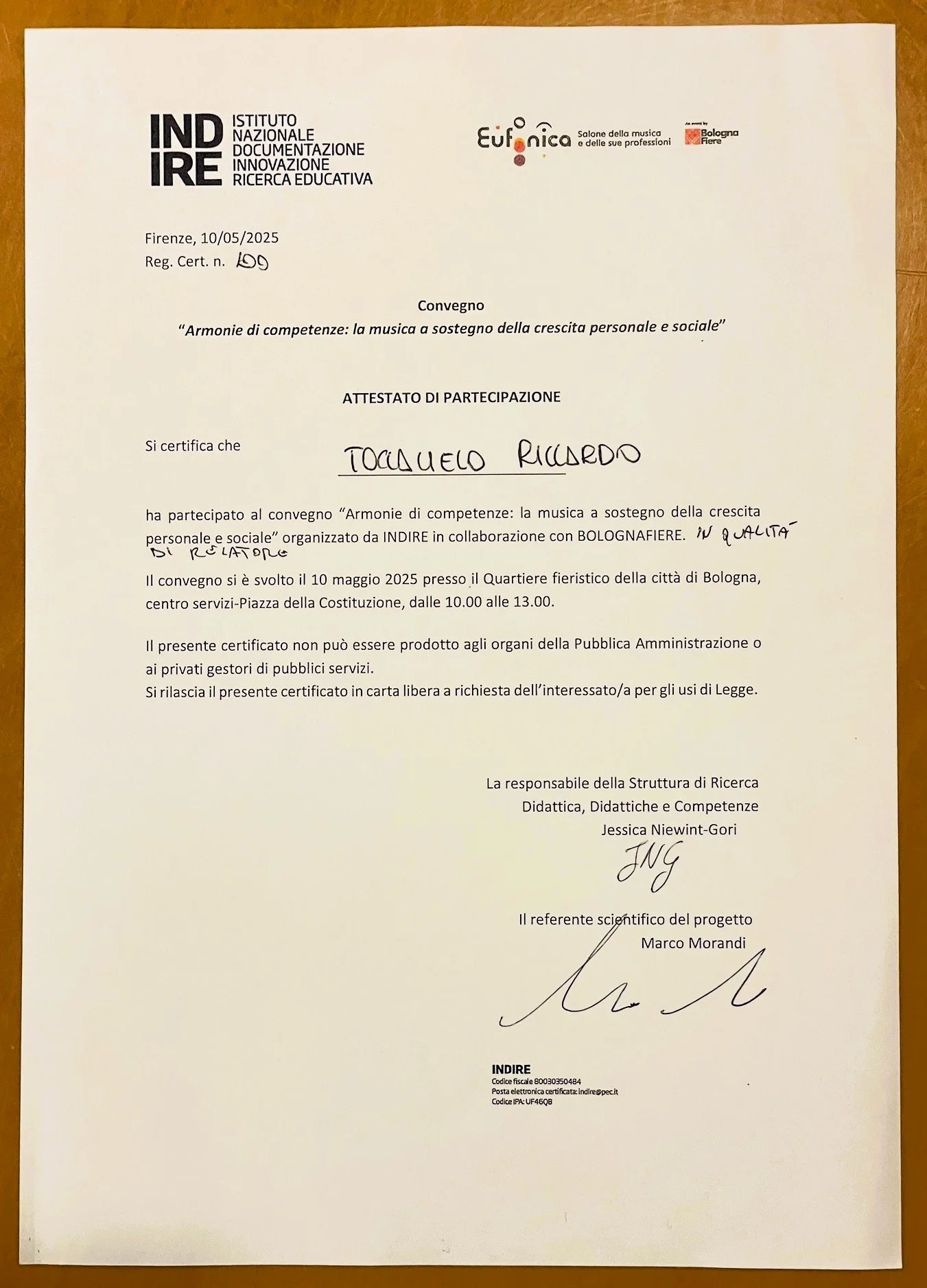 Certificato di partecipazione a un convegno organizzato da INDIRE, con testo in italiano, date, firme e loghi di enti educativi e culturali.