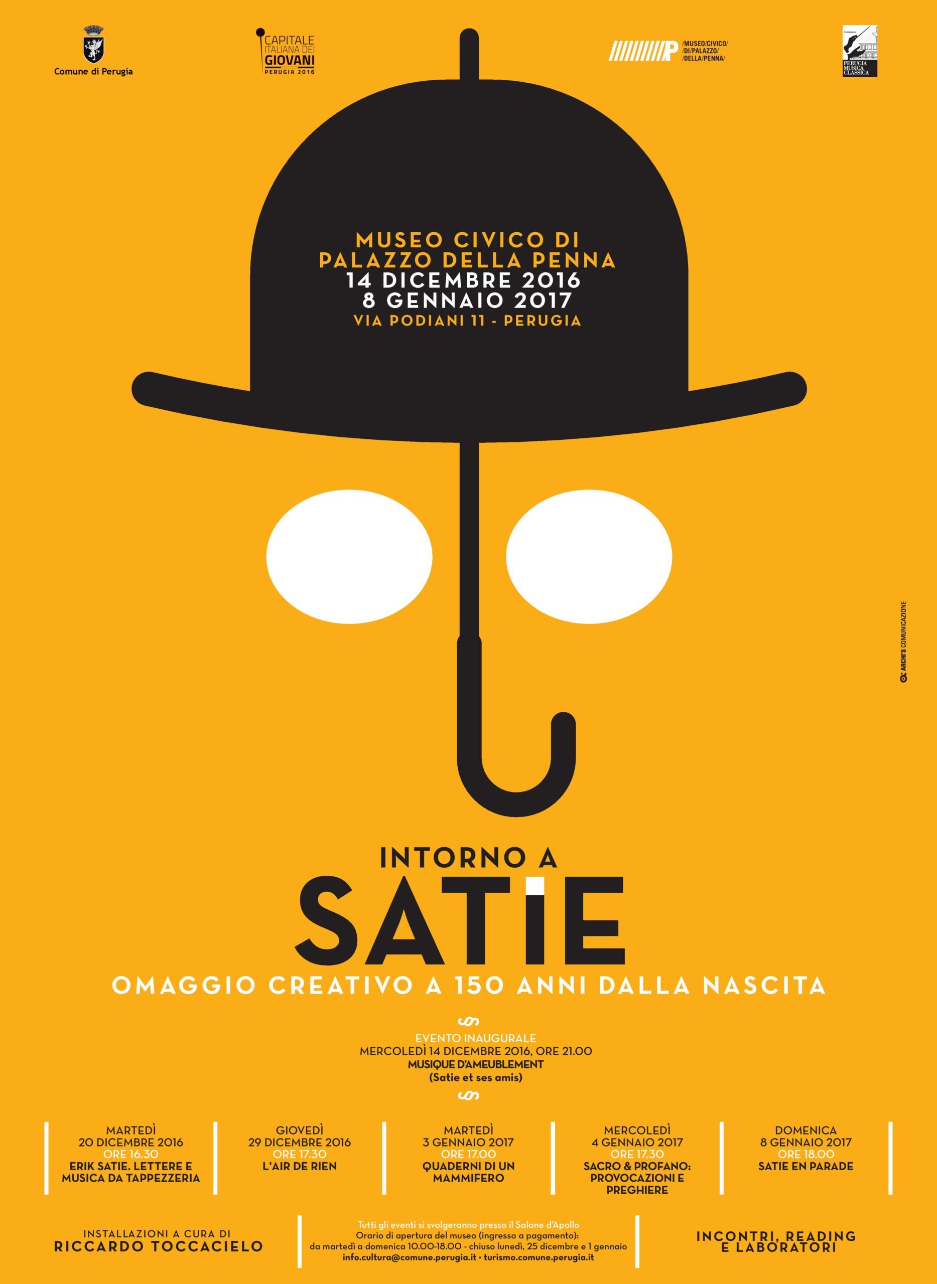 Manifesto colorato con elemento grafico di un ombrello stilizzato, commemorando un evento al Museo Civico di Palazzo della Penna a Perugia, dedicato a Satie e ai suoi amici, con date e dettagli dell'inaugurazione e delle attività correlate.