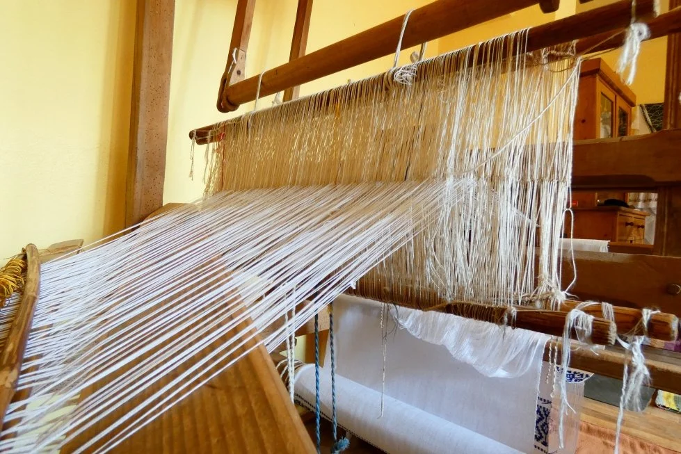 Telaio per tessitura con fili di cotone o lino in un ambiente domestico.