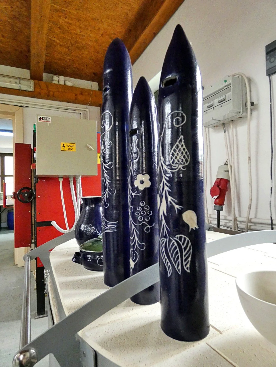 Set di cornetti di pane decorati con motivi di fiori e foglie