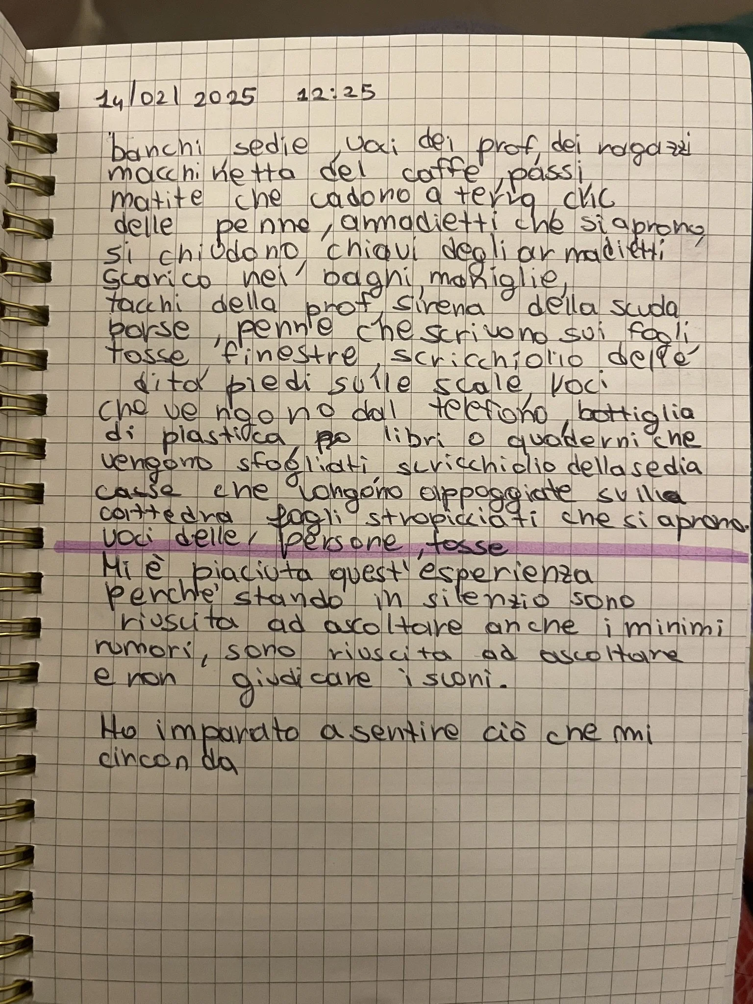 Una pagina di un quaderno con appunti scritti a mano con penna, dettagli visibili sul testo scritto, data e ora in cima.