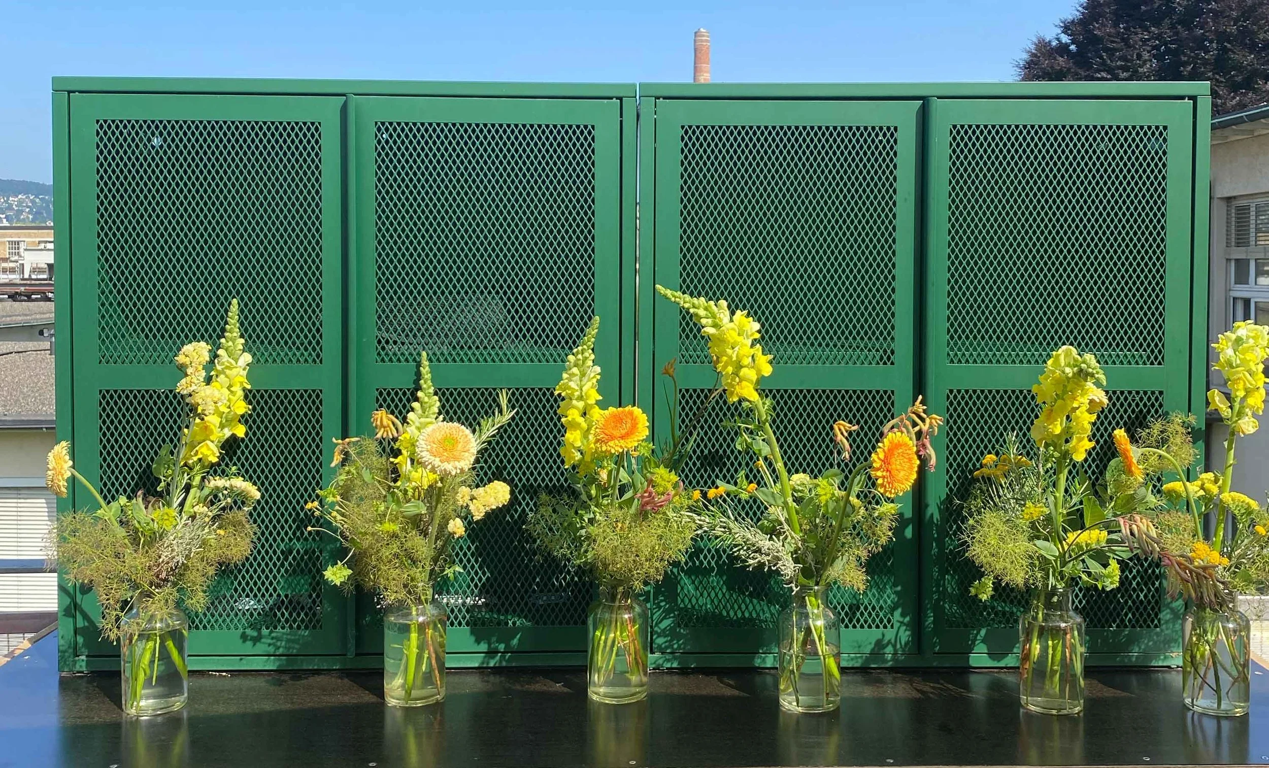 Blumen für ihren Anlass. Vasen mit gemischten Blumen in Gelb. Jeder Strauss wirkt ähnlich und ist doch individuell.