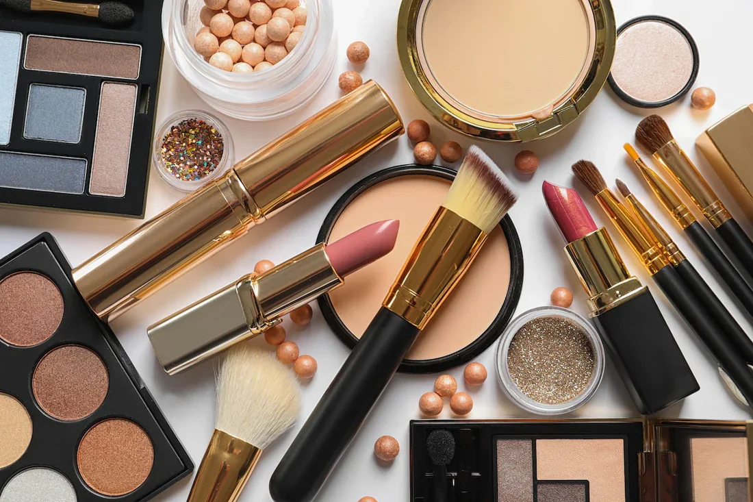 Cosmetics - Brushes and makeup Pallets