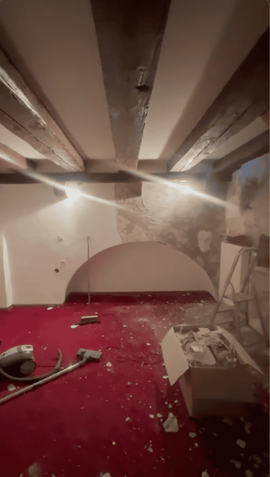 Pièce de caractère avec une belle alcôve voûtée et un lourd plafond à la française, des éléments architecturaux forts prêts à être sublimés par notre agence d'architecture à Genève.