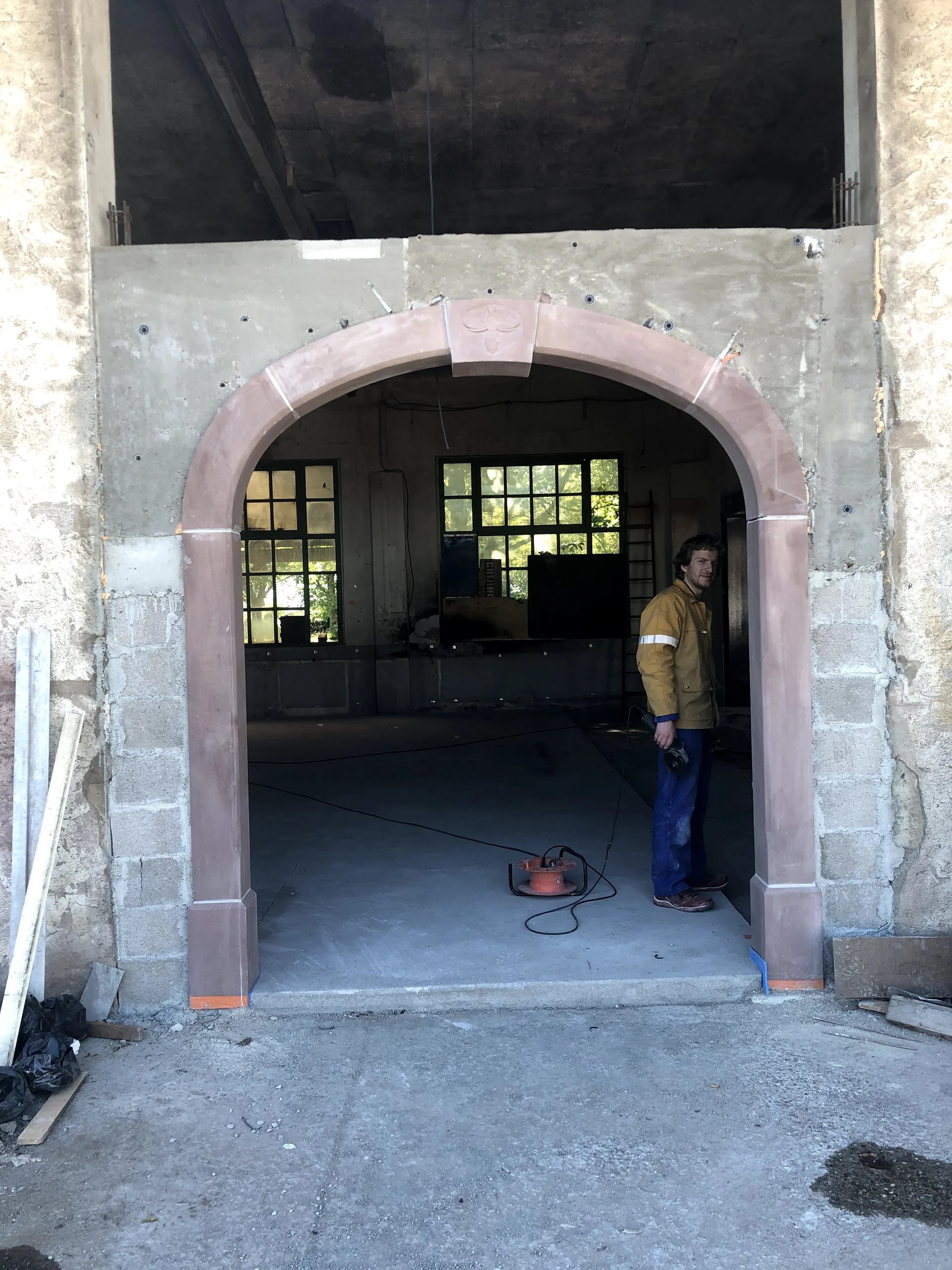 Métamorphose Industrielle : Création d'une Salle de Réception d'Exception.

Comment transformer deux hangars à camions vétustes en l'une des plus grandes salles de mariage de la région ? À Genève, notre agence a relevé ce défi colossal. Ce projet de 