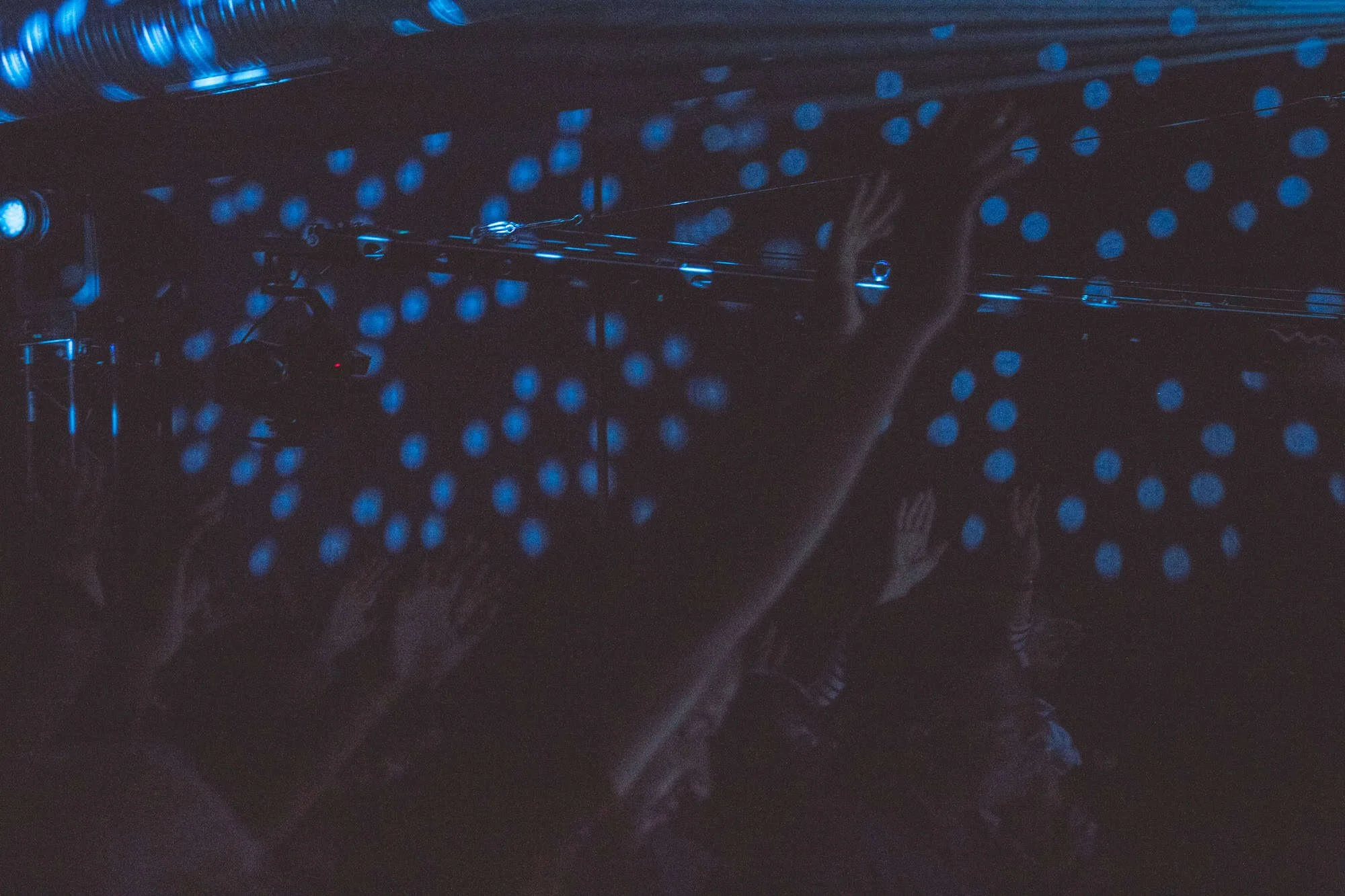 Dimension artistique et identité spatiale unique que notre atelier d'architecture genevois insuffle dans vos projets, de l'aménagement de restaurant à la scénographie éphémère. Ambiance nocturne vibrante avec des jeux de lumières bleus.