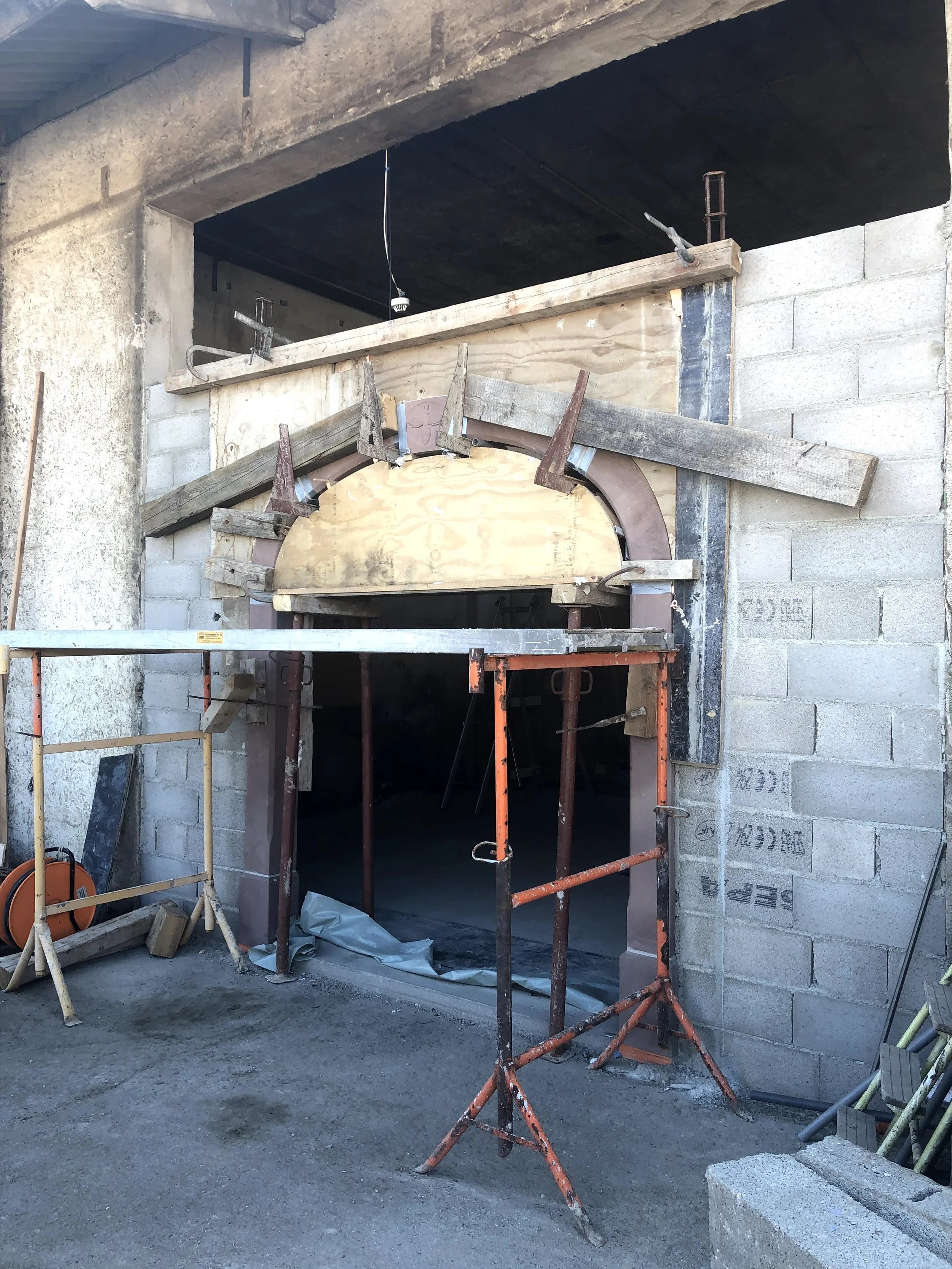 Métamorphose Industrielle : Création d'une Salle de Réception d'Exception.

Comment transformer deux hangars à camions vétustes en l'une des plus grandes salles de mariage de la région ? À Genève, notre agence a relevé ce défi colossal. Ce projet de 