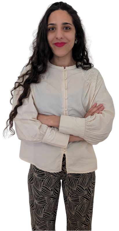 Portrait de Rachel Kaeuffer, architecte HMONP et fondatrice du bureau Kara Architecte à Genève, souriante et posant de face.