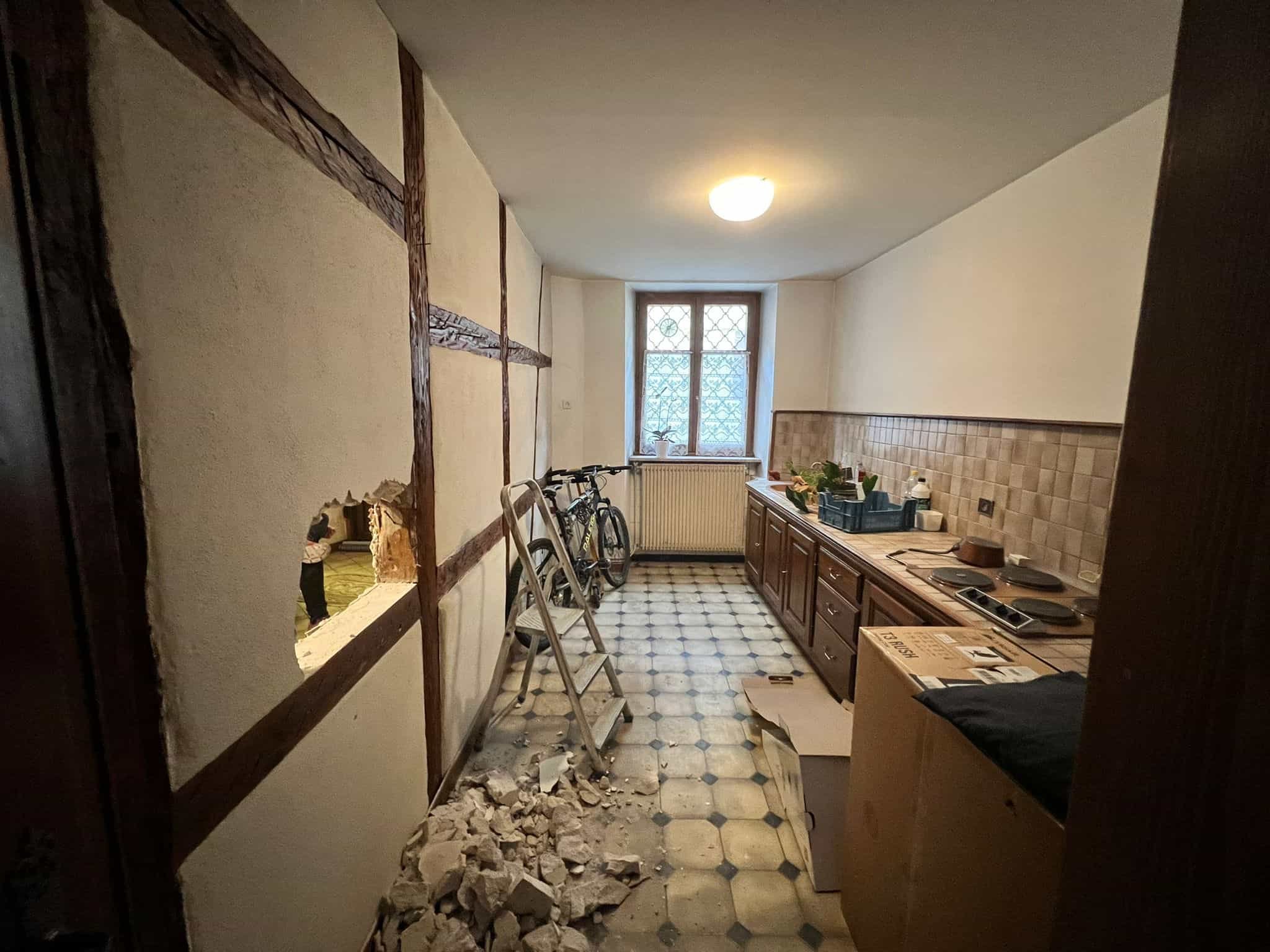 cuisine-ouverture-mur-chantier-renovation-appartement-avant-geneve.jpg