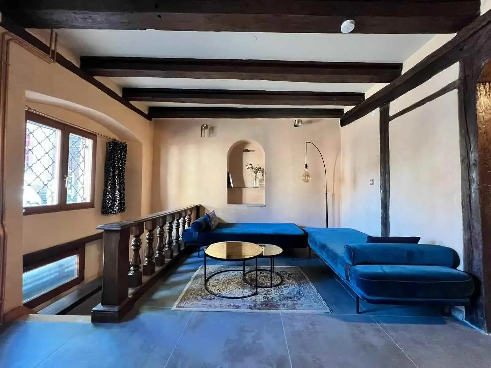 Rénovation d'un salon avec murs à la chaux et mise en valeur des colombages anciens. Expertise en archéologie du bâti pour la restauration du patrimoine à Genève.