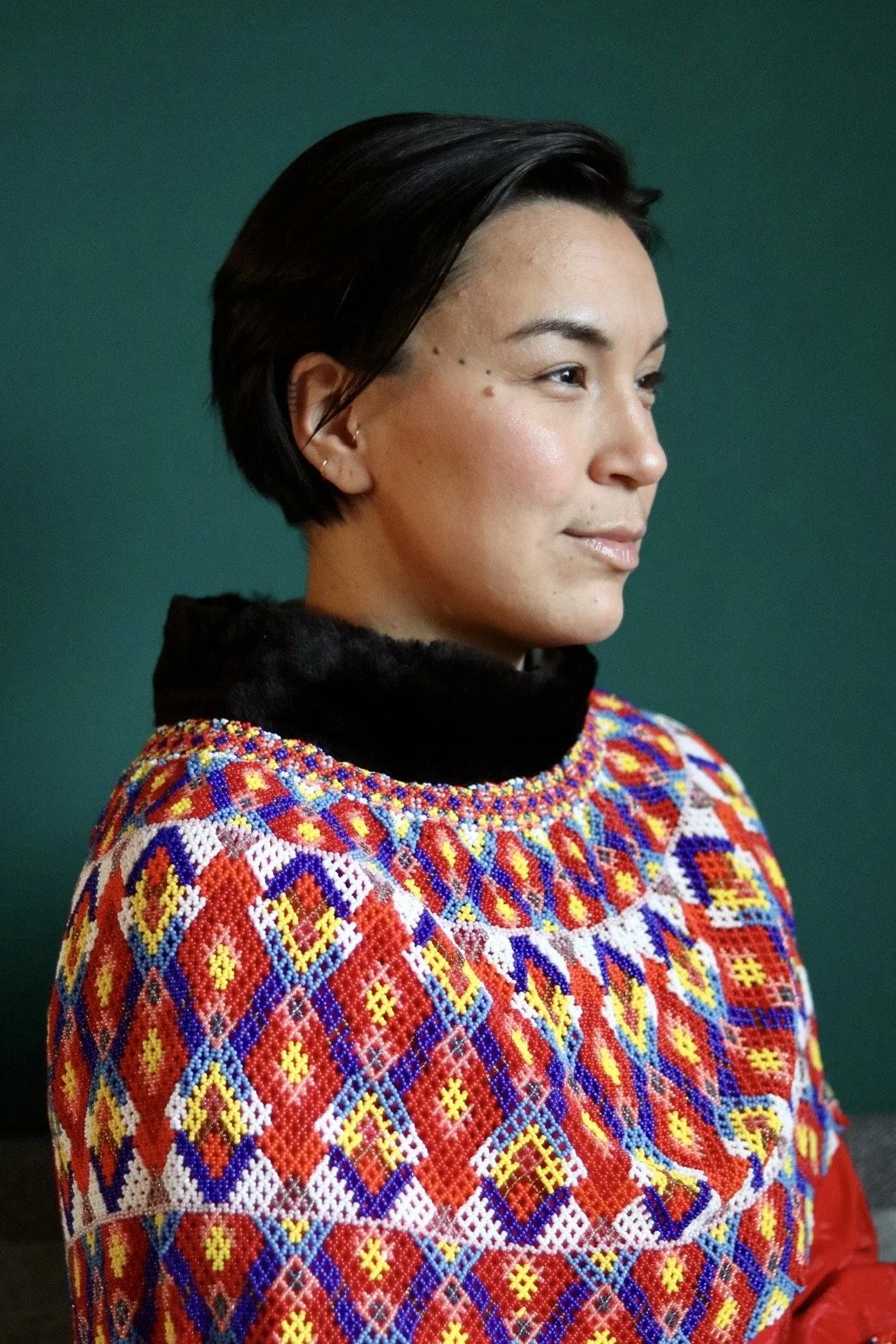 Grønlandsk kvinde i grønlandsk nationaldragt. Greenlandic woman in greenlandic national regalia