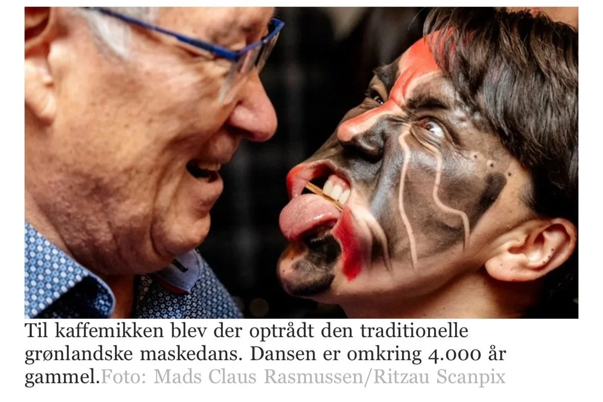 Grønlandsk maskedanser danser op af ældre grønlandsk mand. 
Greenlandic maskdancer dancing up against older greenlandic man