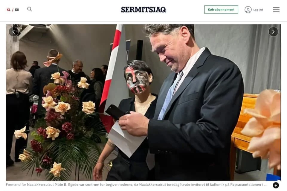 Jens Heinrich, ved Grønlands repræsentation, grønlandsk maskedanser danser tæt på af ham. Bragt i Sermitsiaq online avis. 