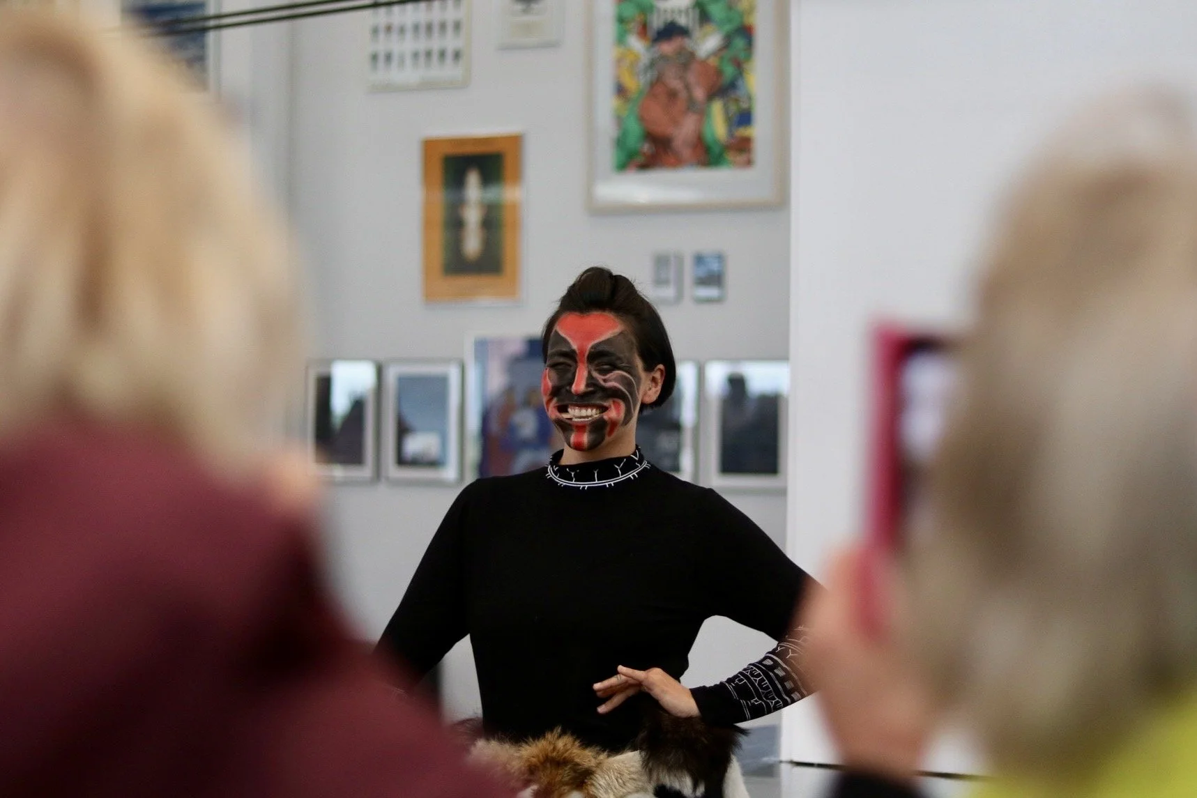 Grønlandsk maskedans for cruiseship gæster i Katuaq, Nuuk. 