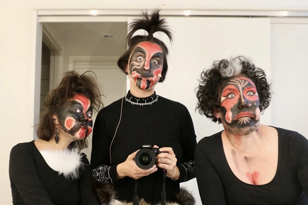 Tre grønlandske maskedansere tager selfie i spejlet. Katuaq, Nuuk. Three greenlandic mask dancers taking a selfie in Katuaq Nuuk. 