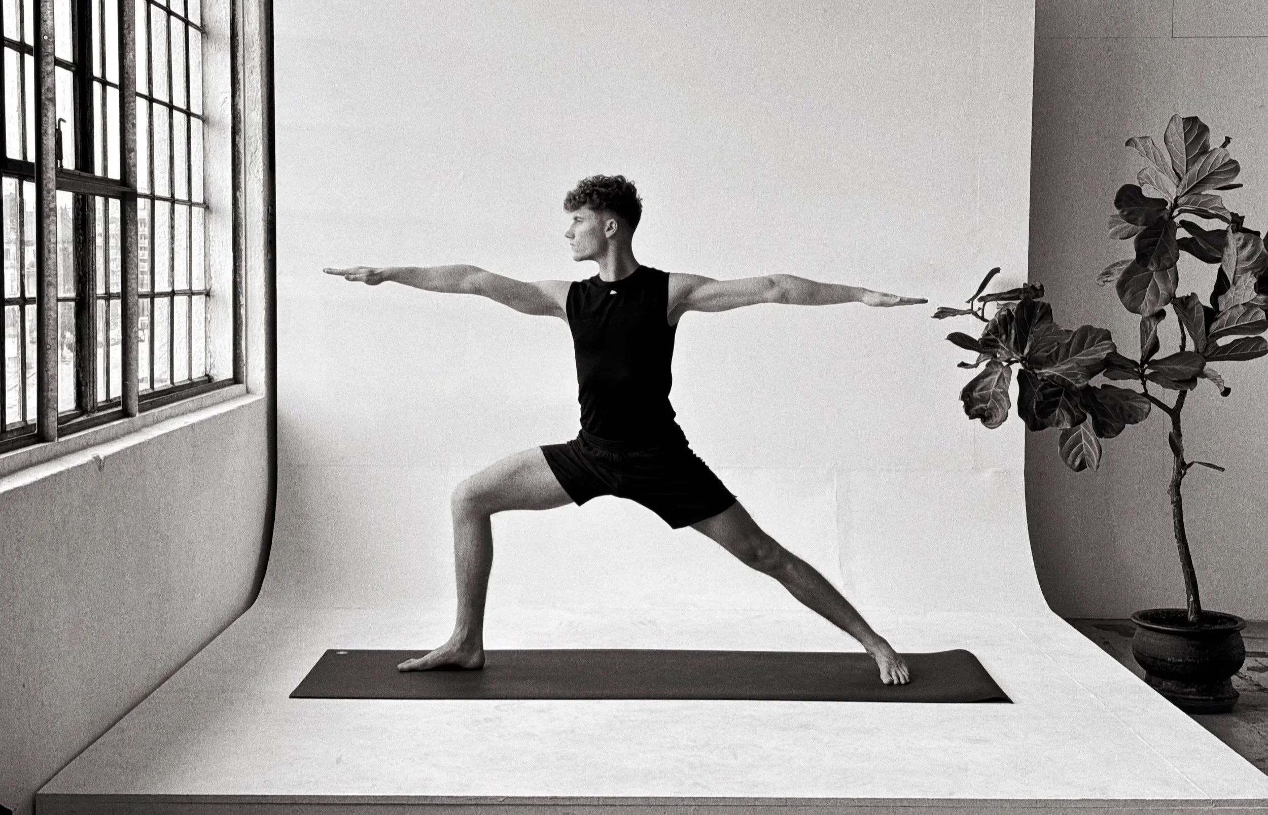 Individuální lekce jógy v Plzni – pozice bojovníka v klidném studiu