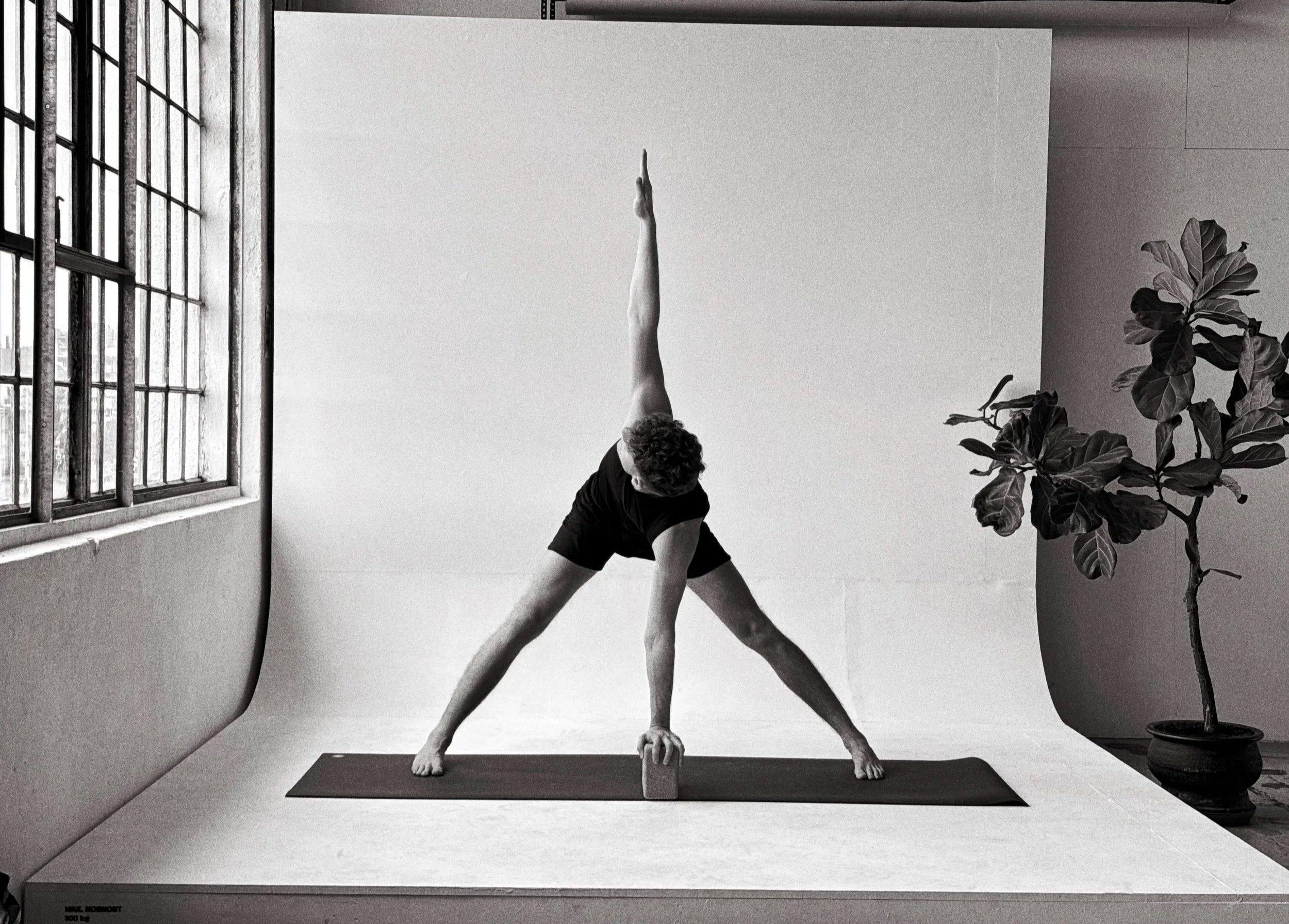 Individuální lekce jógy – rotační pozice s blokem v klidném studiu