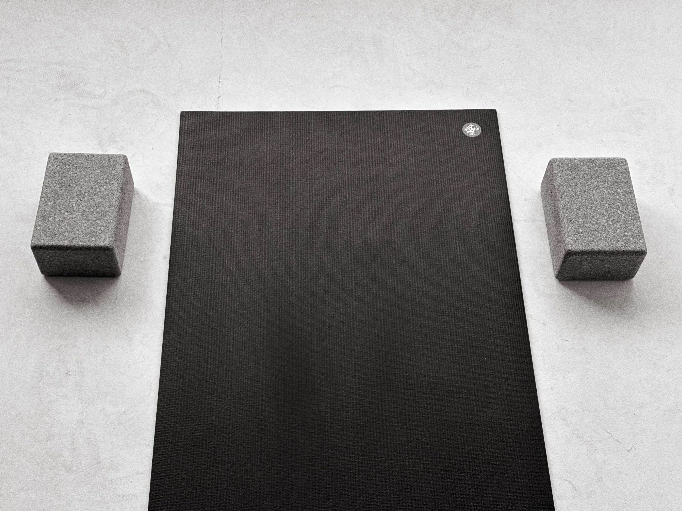 Jógová podložka se dvěma bloky v minimalistickém klidném prostoru