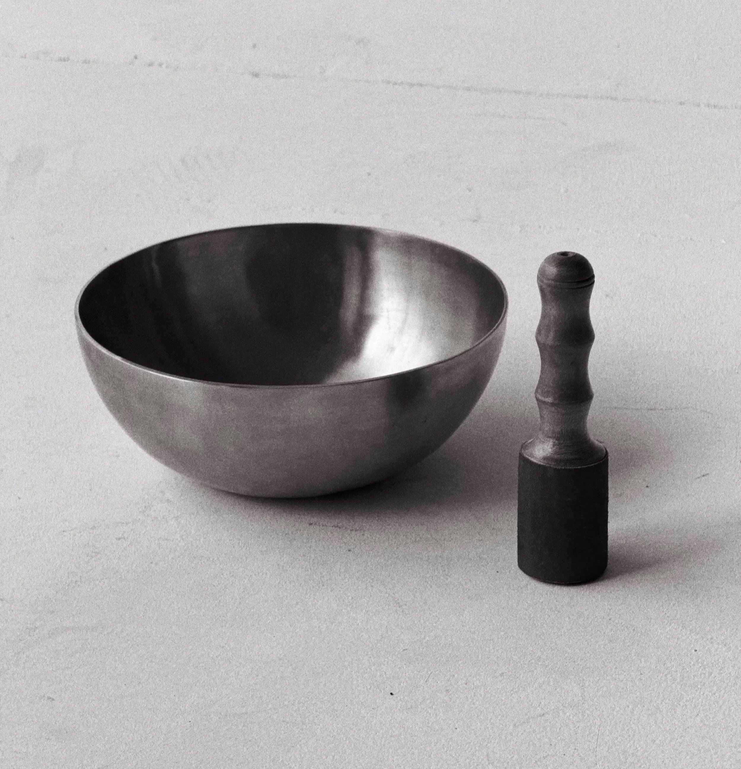 Meditační zpívající tibetská mísa s paličkou v klidném prostoru