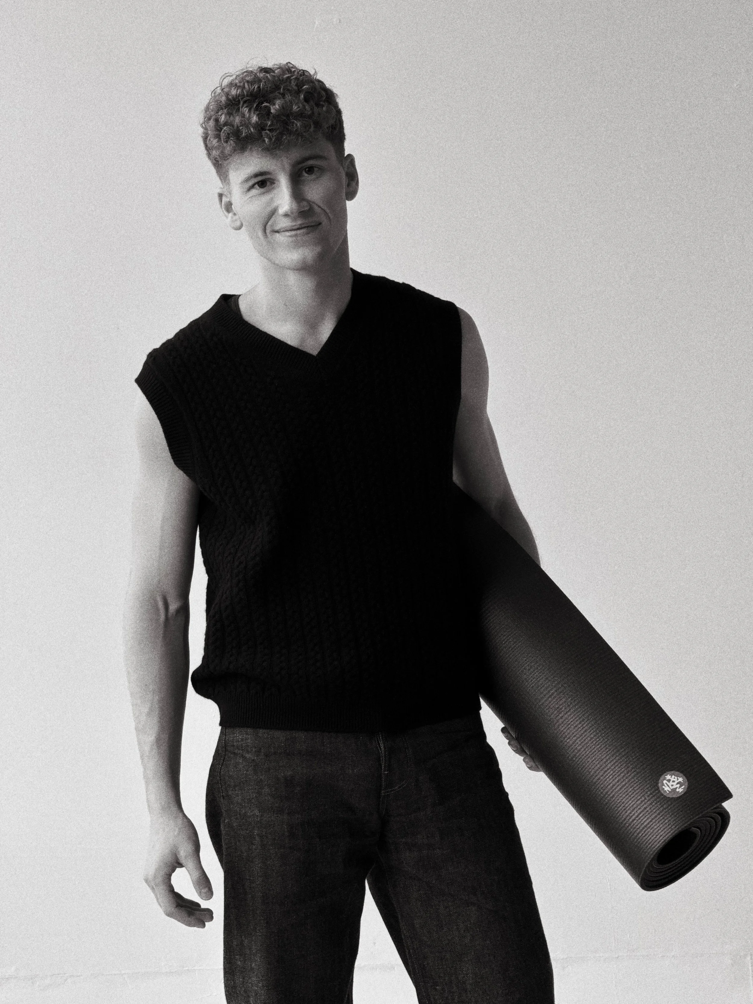 Petr Hora s jógovou podložkou – lektor jógy a meditace v Plzni