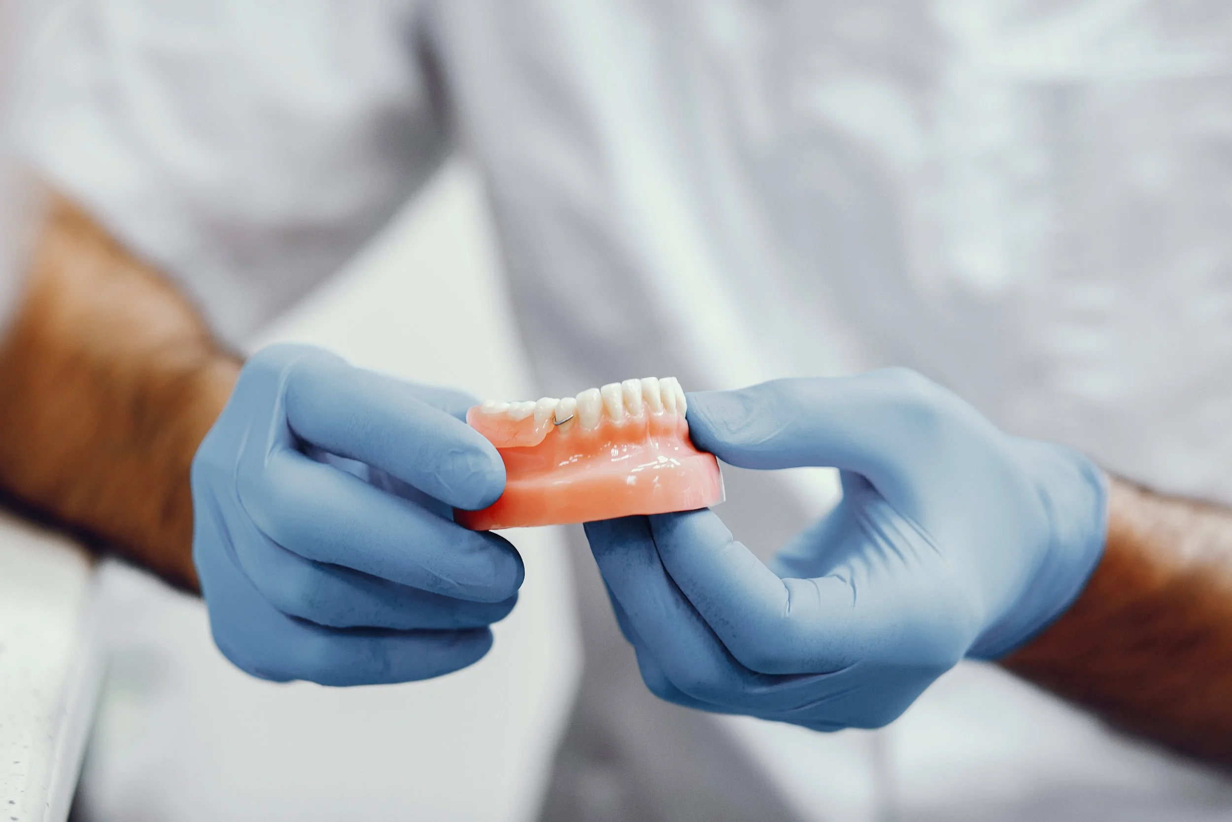 Errores invisibles en prótesis dentales: lo que tu laboratorio no te está contando (y cómo evitarlos)