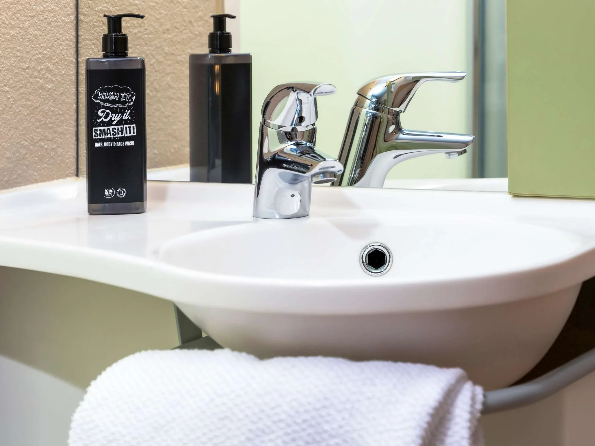 ibis-budget-versailles-trappes-salle-de-bain-lavabo.jpg