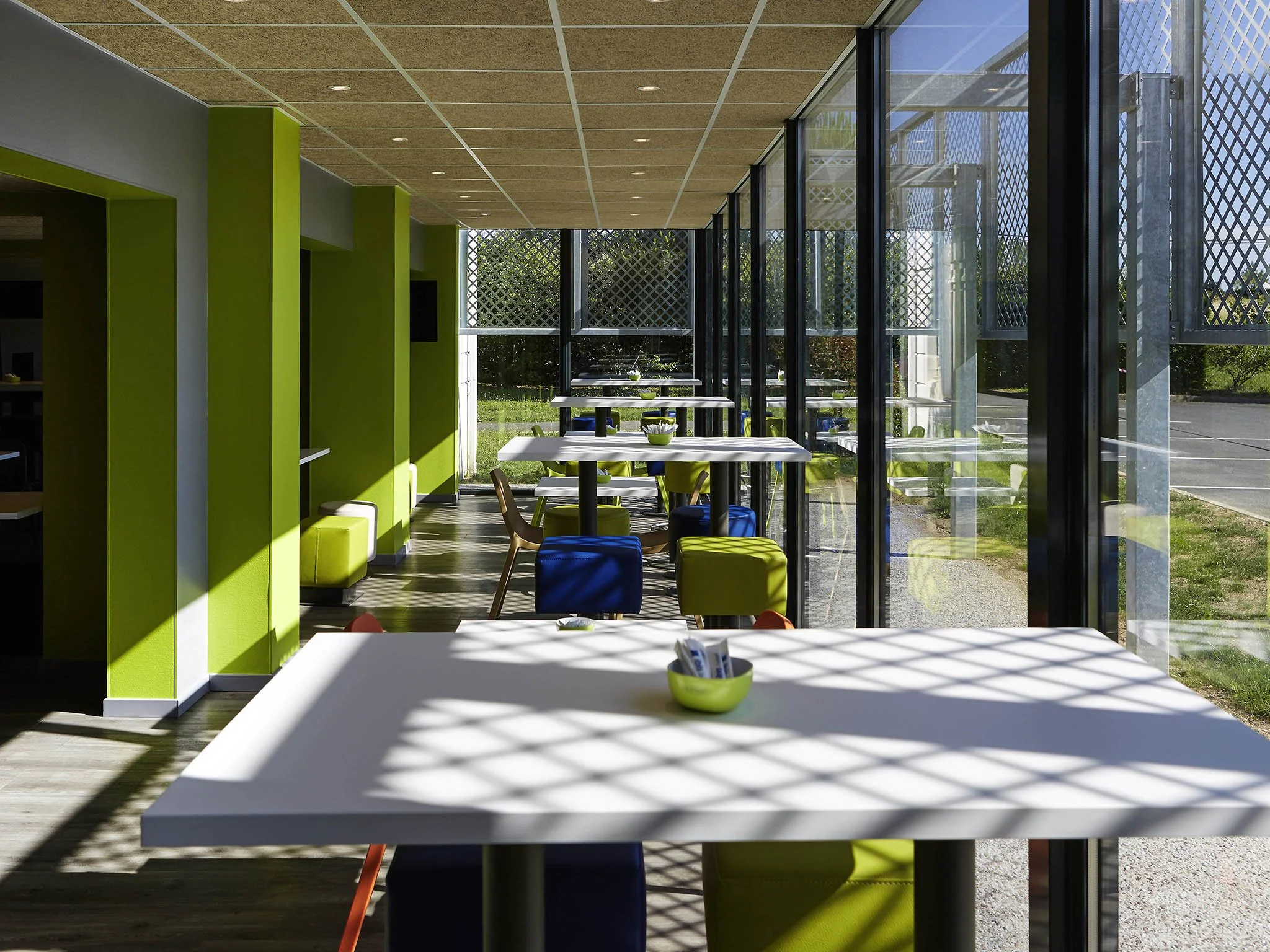 ibis-budget-albi-terssac-salle-petit-dejeuner-baie-vitree.jpg