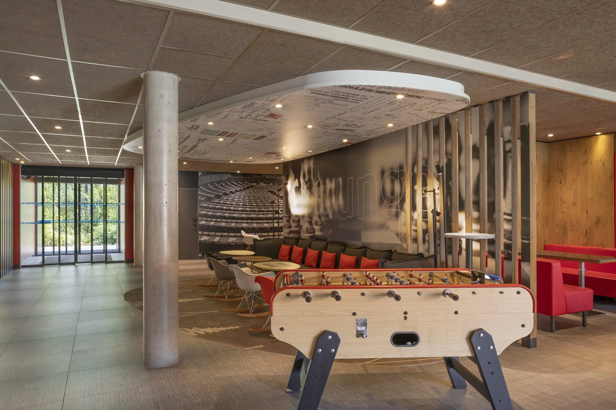 ibis-saint-quentin-en-yvelines-velodrome-espace-detente-baby-foot.jpg