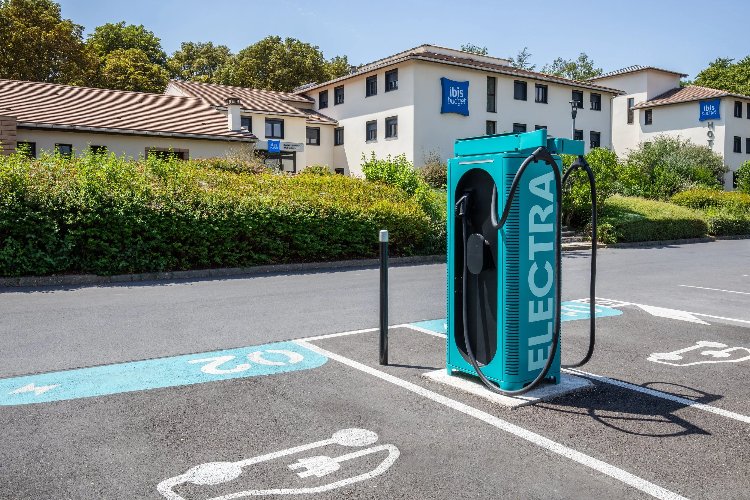 ibis-budget-marne-la-vallee-borne-recharge-voiture-electrique-parking.jpg