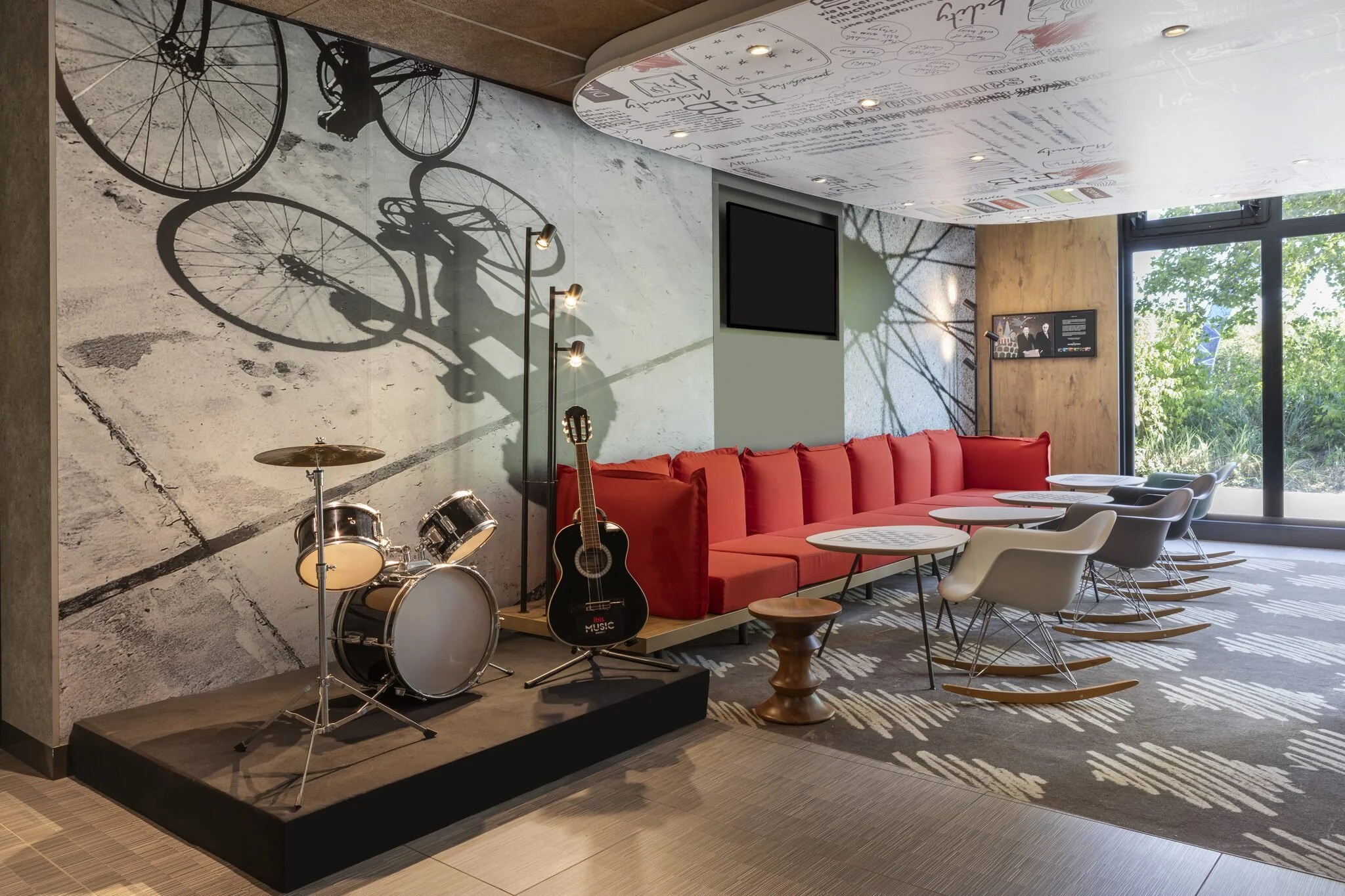 ibis-saint-quentin-en-yvelines-velodrome-espace-detente-musique.jpg