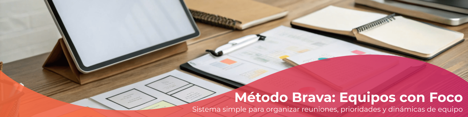 Mesa de trabajo con computadora portátil, tablet, cuadernos, papeles y clips para organizar reuniones y tareas.