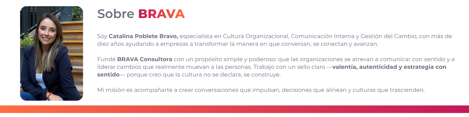 Retrato de una mujer joven con cabello largo y blondo, sonriendo y vestida con chaqueta azul y blusa blanca, sentada en unas escaleras de madera con plantas a un lado.