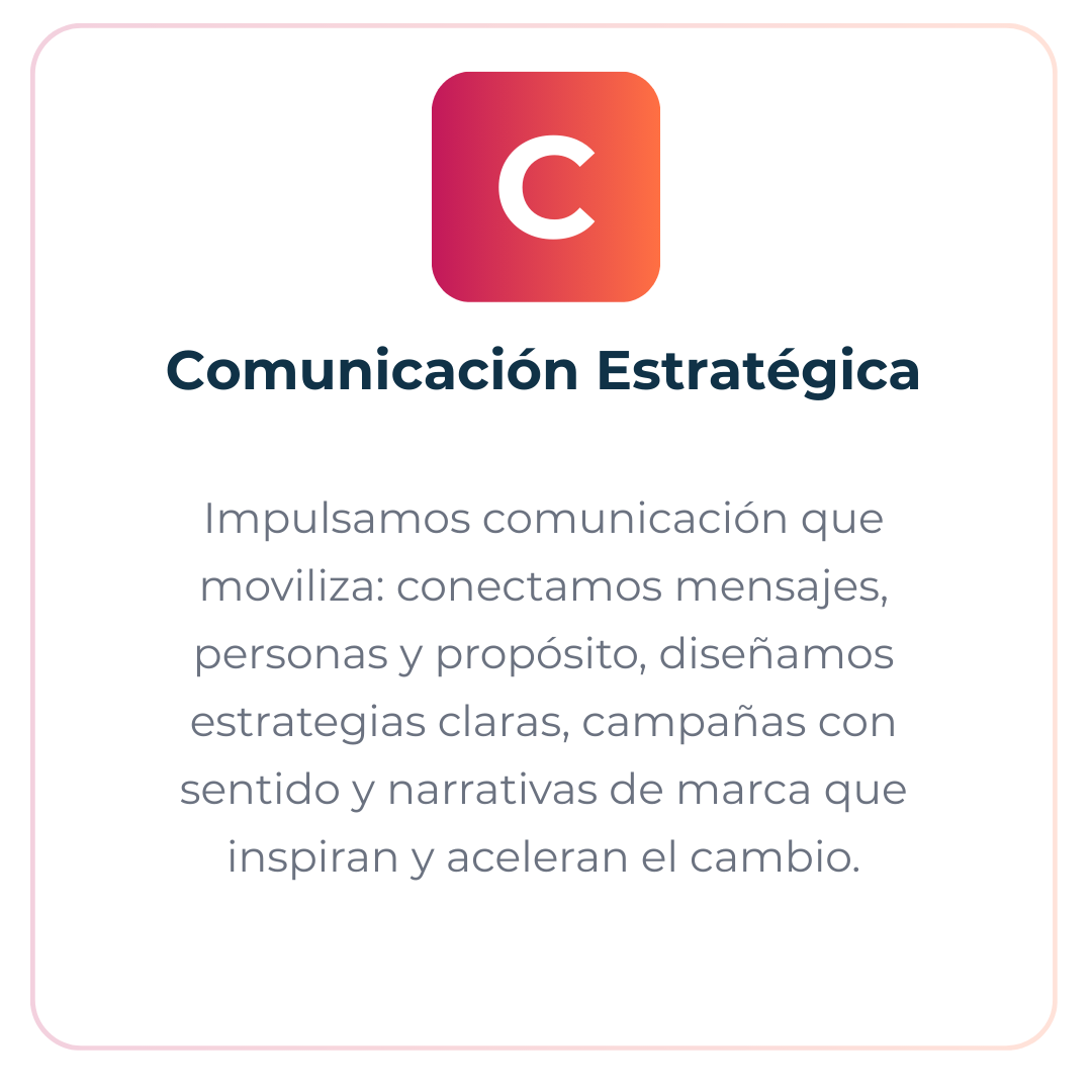 Diapositiva sobre comunicación estratégica con un icono de letra C en un fondo degradado de rosa a naranja. Texto que explica la importancia de conectar mensajes, personas y propósito para acelerar cambios.