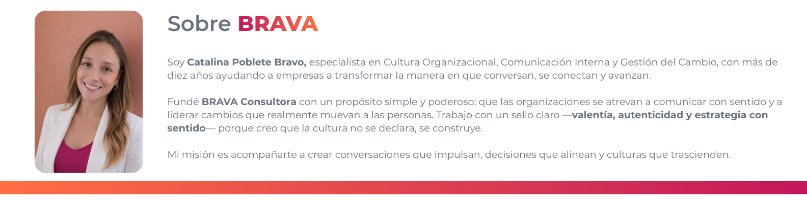 Retrato de una mujer con cabello largo, rubio, sonriendo, usando blusa fucsia y blazer blanco, en fondo color durazno.