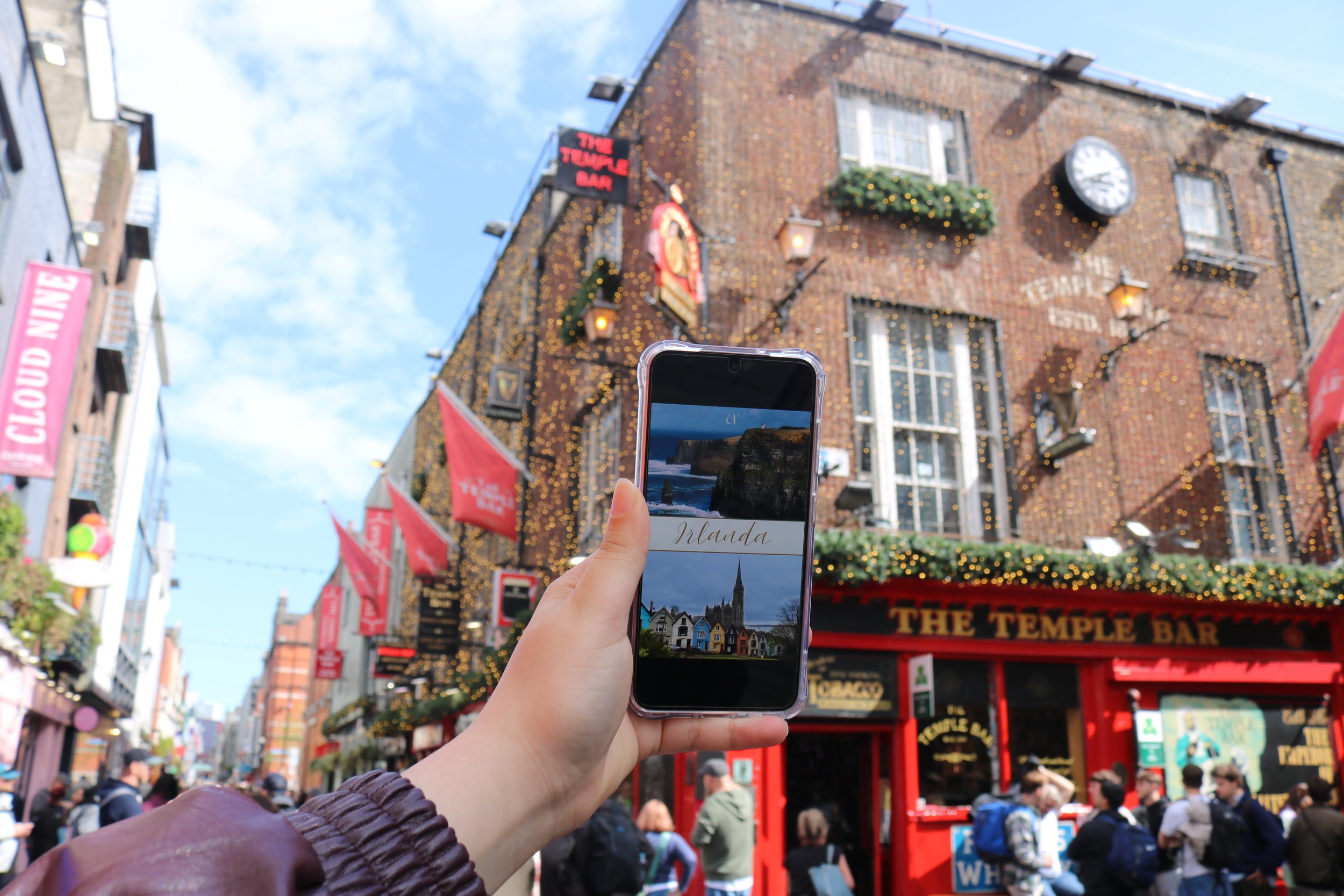Roteiro digital da Irlanda na frente do "The Temple Bar", um dos bares turísticos locais