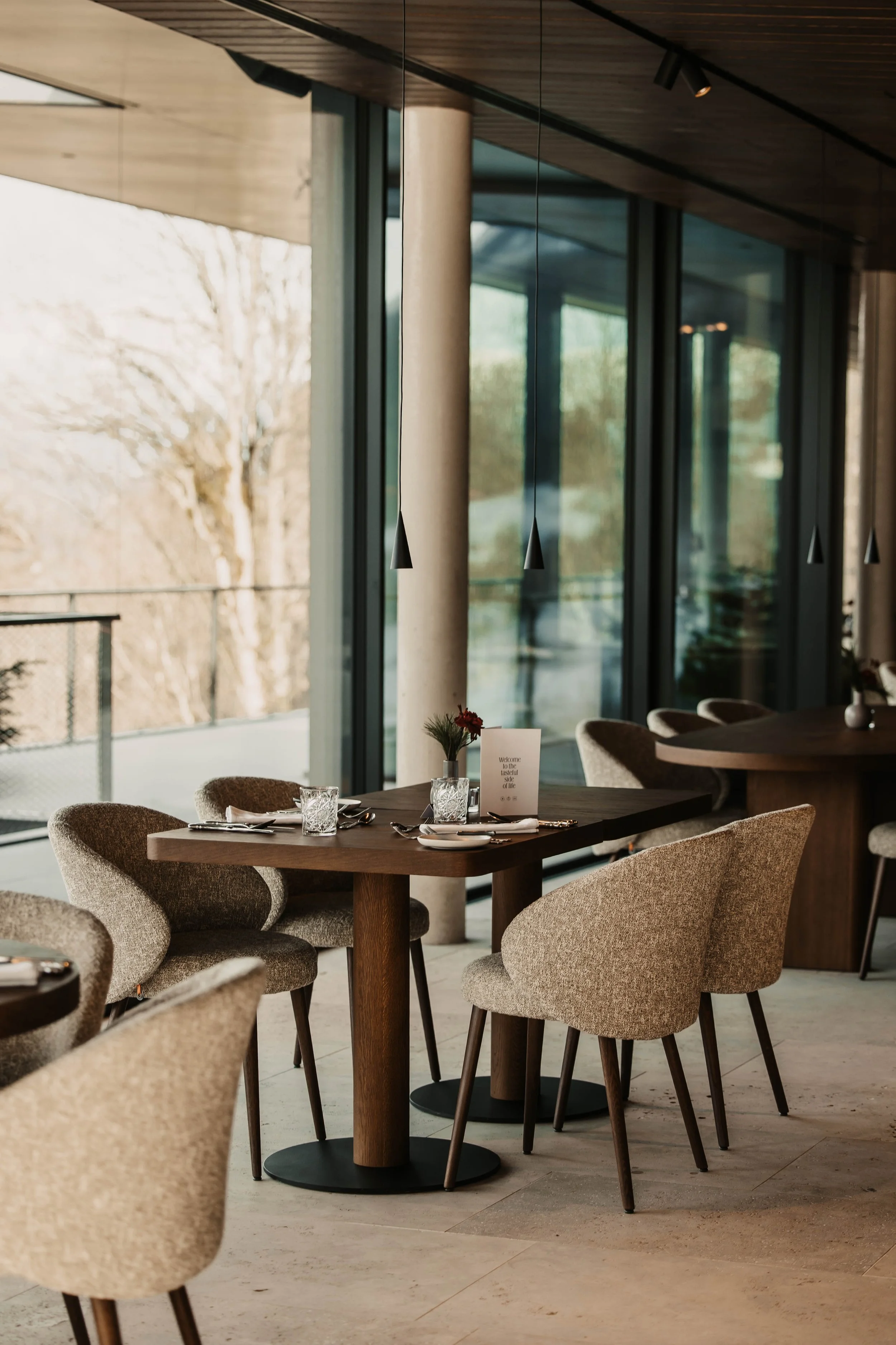 HotelOberforsthof-ober-hotel-wellnesshotel-familienhotel-restaurant-speisesaal-panorama-bergpanorama-wintergarten-fenster-fensterfront-josalzburg-urlaubindenbergen (7).jpg