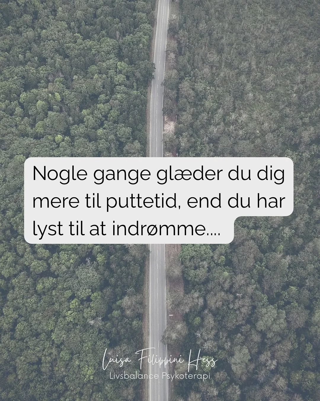 M&aring;ske kender du f&oslash;lelsen.

Den der stille nedt&aelig;lling til puttetid &ndash; og tanken bagefter:
 &ldquo;burde jeg ikke nyde det mere?&rdquo;

Der er ikke noget galt med dig.
 Det er kr&aelig;vende at v&aelig;re noget for et andet men