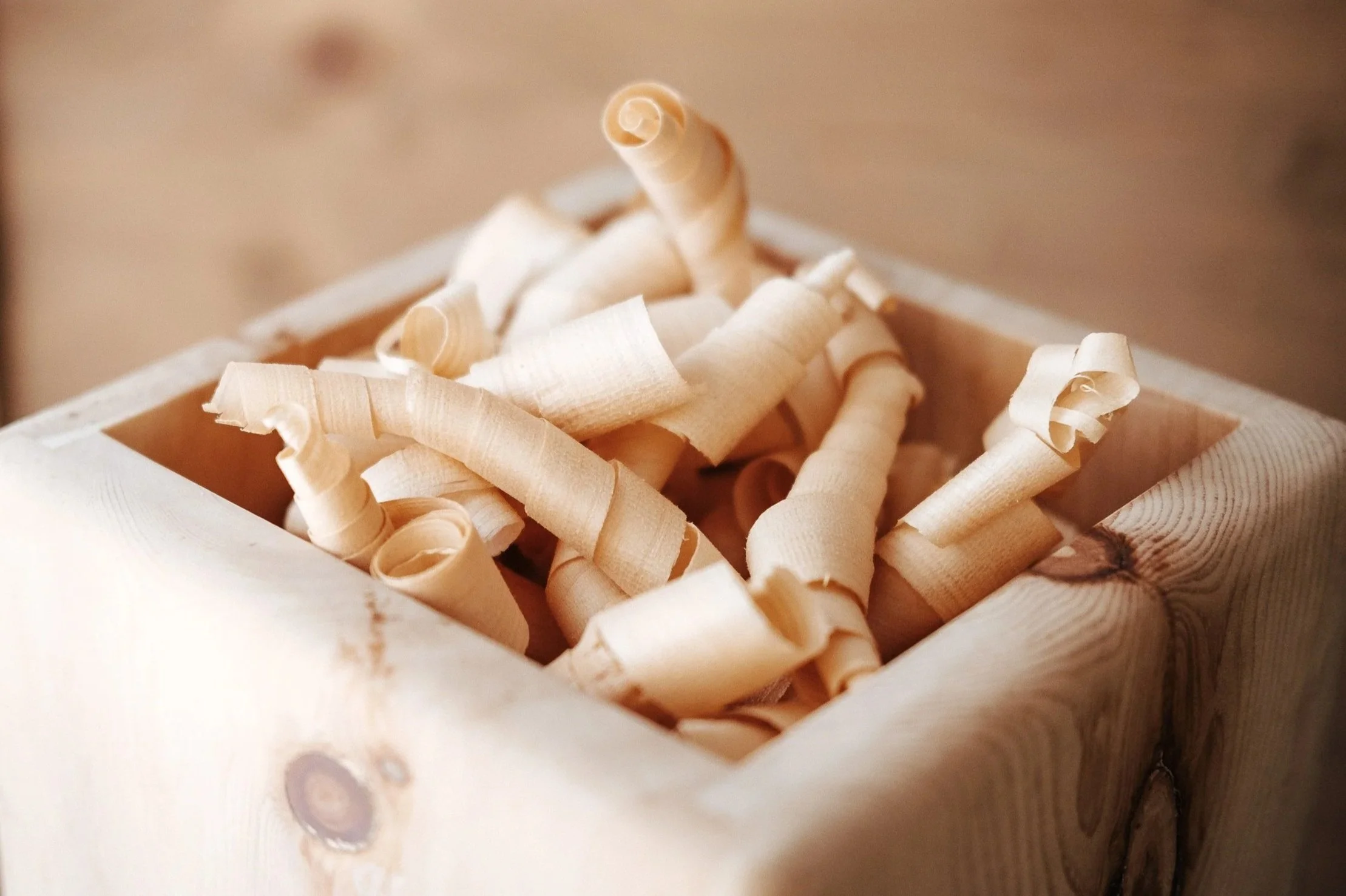 Holzspäne in einem Holzkasten.