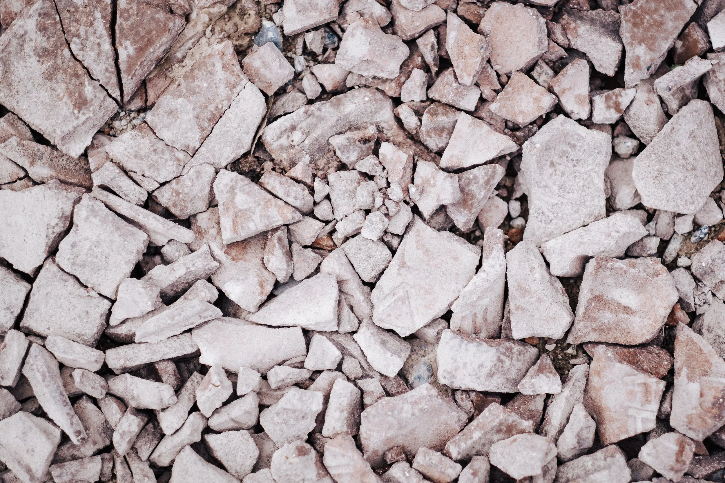 Verschiedene zerbrochene Steine und Kiesel auf dem Boden